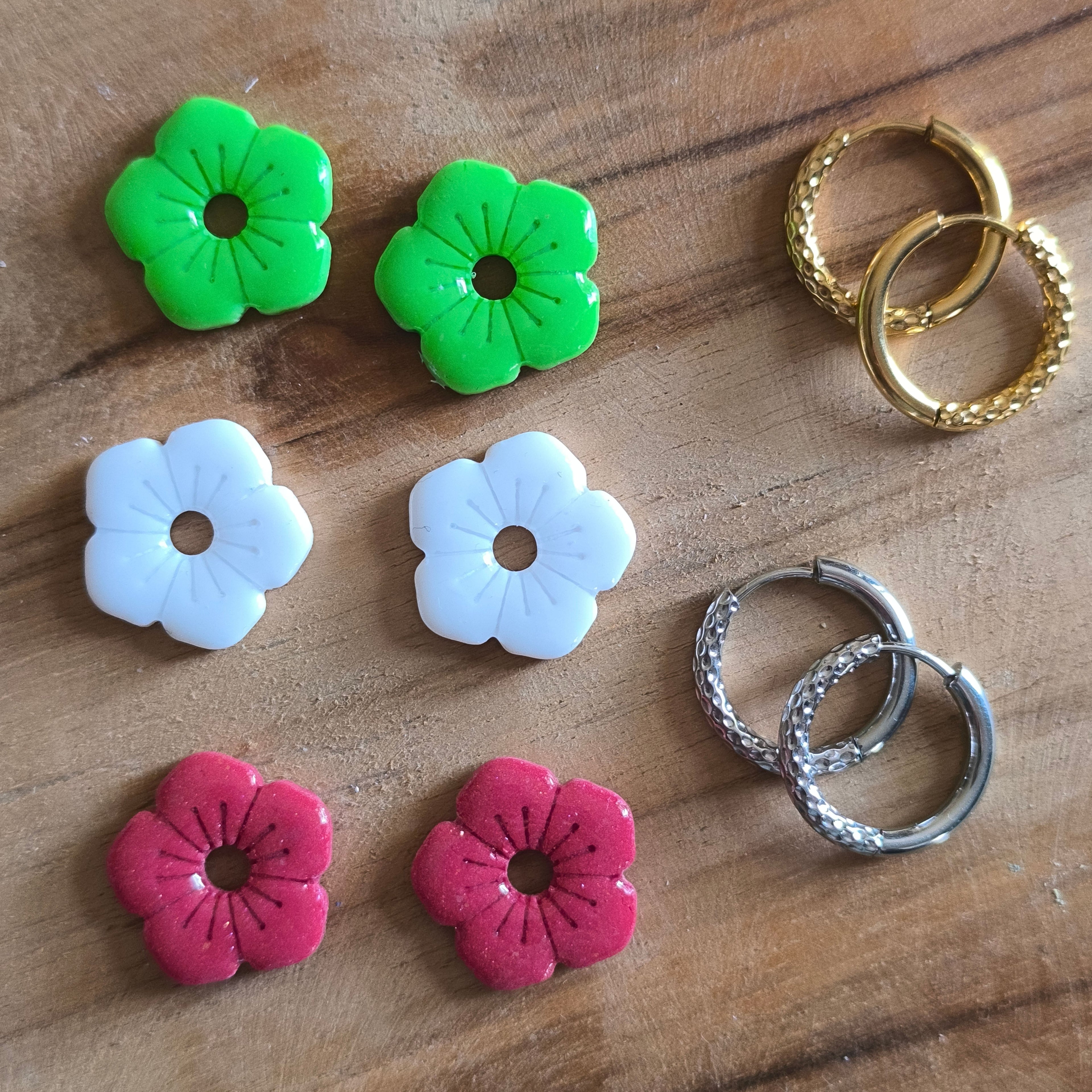 Coffret créoles interchangeables Fleurs – 1 paire de créoles + 3 paires de pampilles fleurs 2 cm en acier inoxydable
