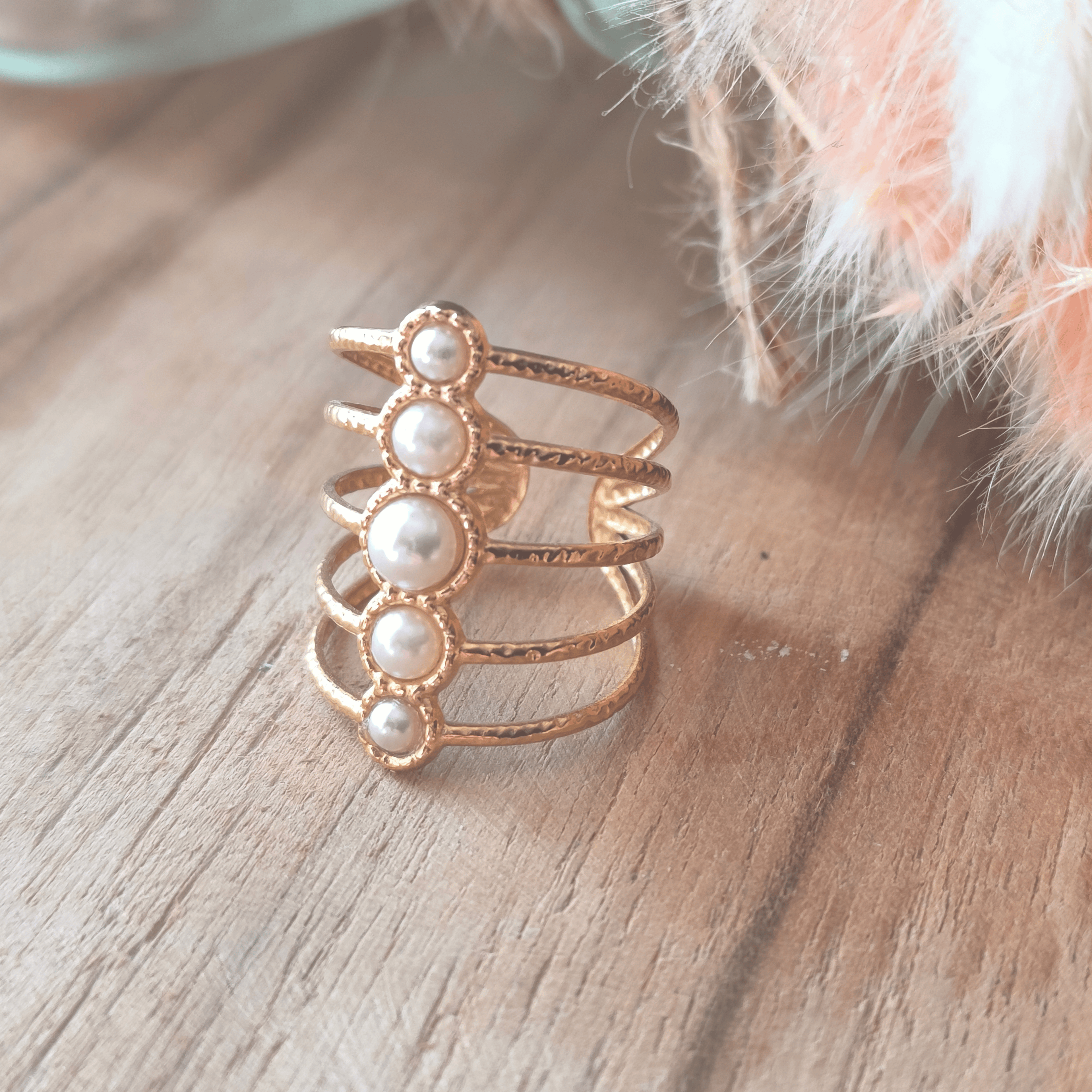 Bague réglable en acier inoxydable martelé & perles nacrées – Éléna