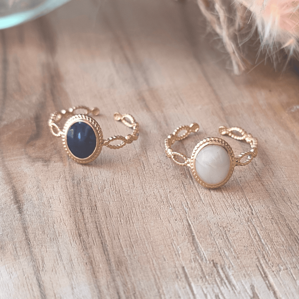 Bague Fine Réglable Dorée en Acier Inoxydable – Ovale Blanc & Détails Délicats