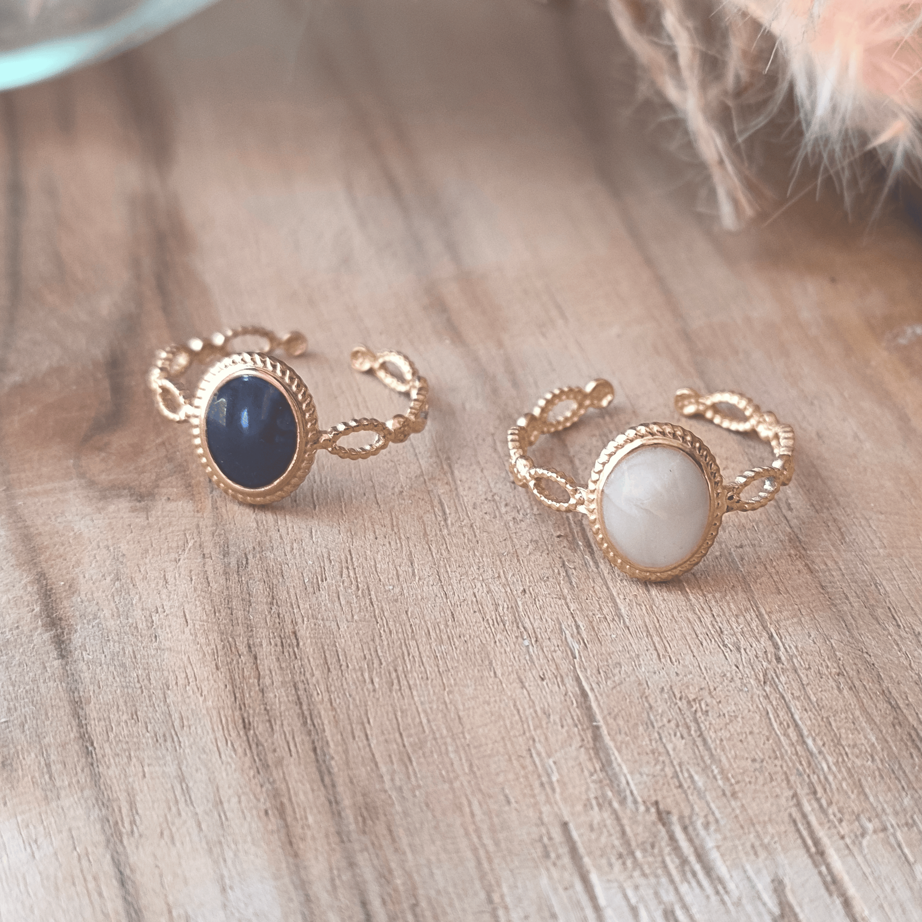 Bague Fine Réglable Dorée en Acier Inoxydable – Ovale Blanc & Détails Délicats