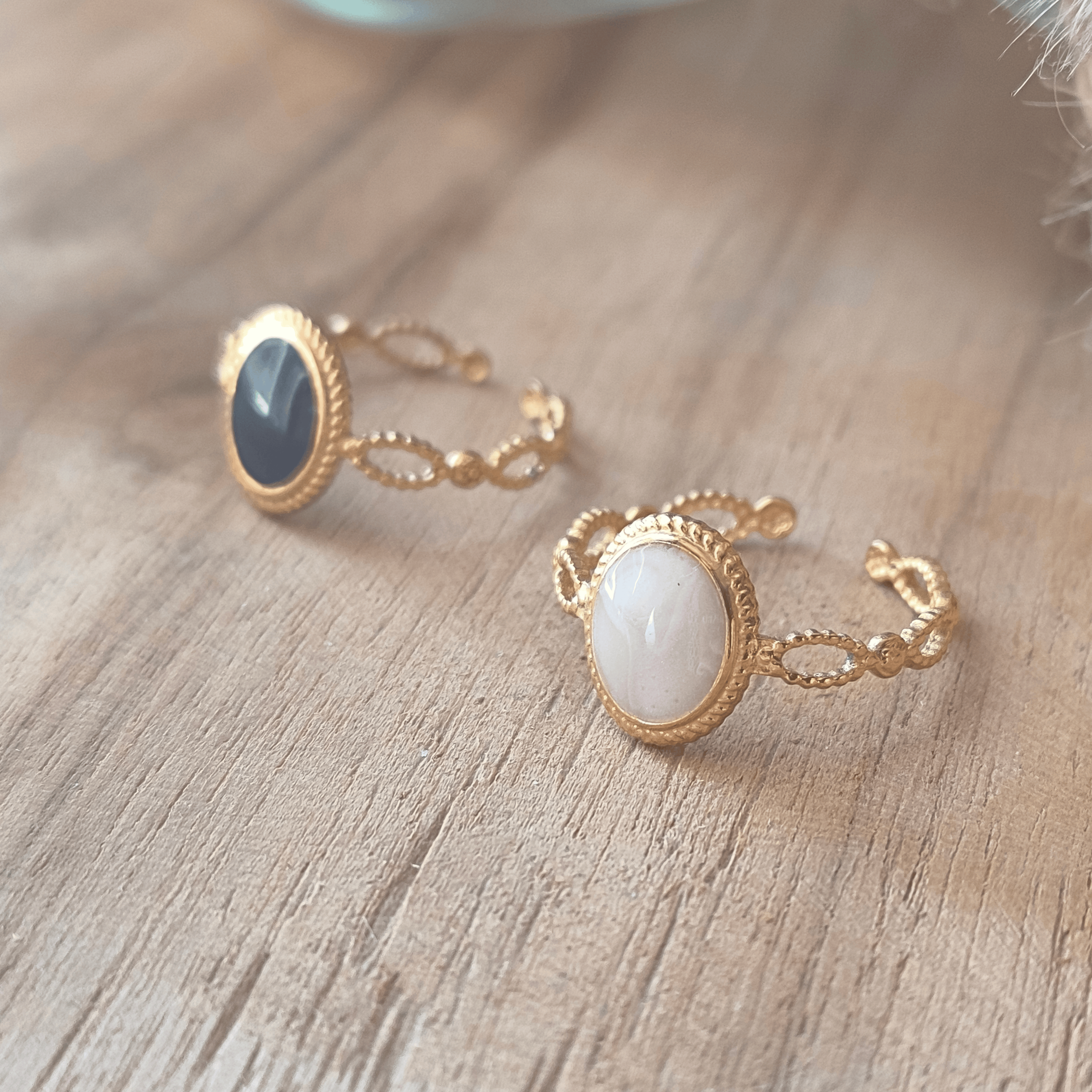 Bague Fine Réglable Dorée en Acier Inoxydable – Ovale Blanc & Détails Délicats