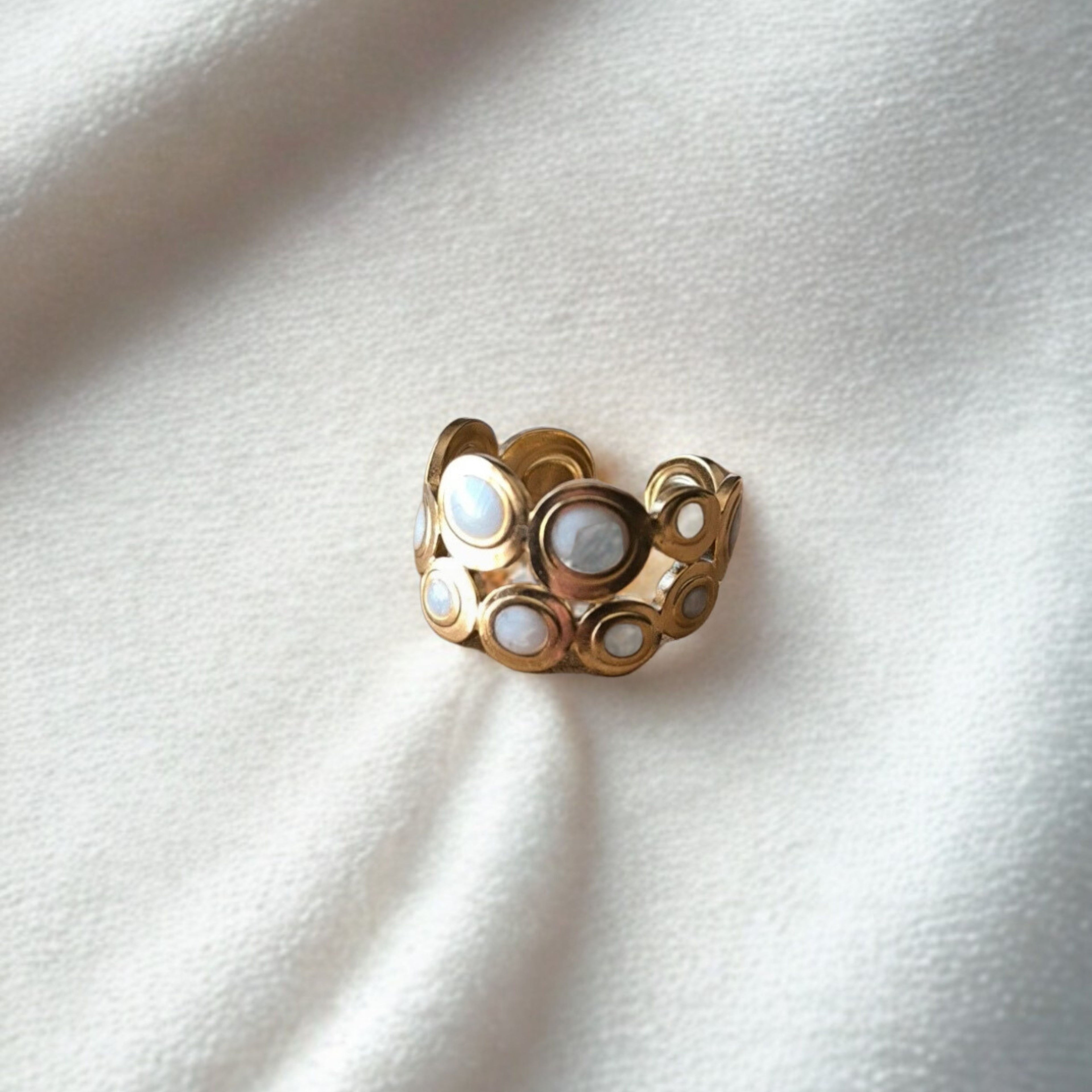 Bague Dorée en Acier Inoxydable – Cercles de Tailles Différentes avec Détails Blancs