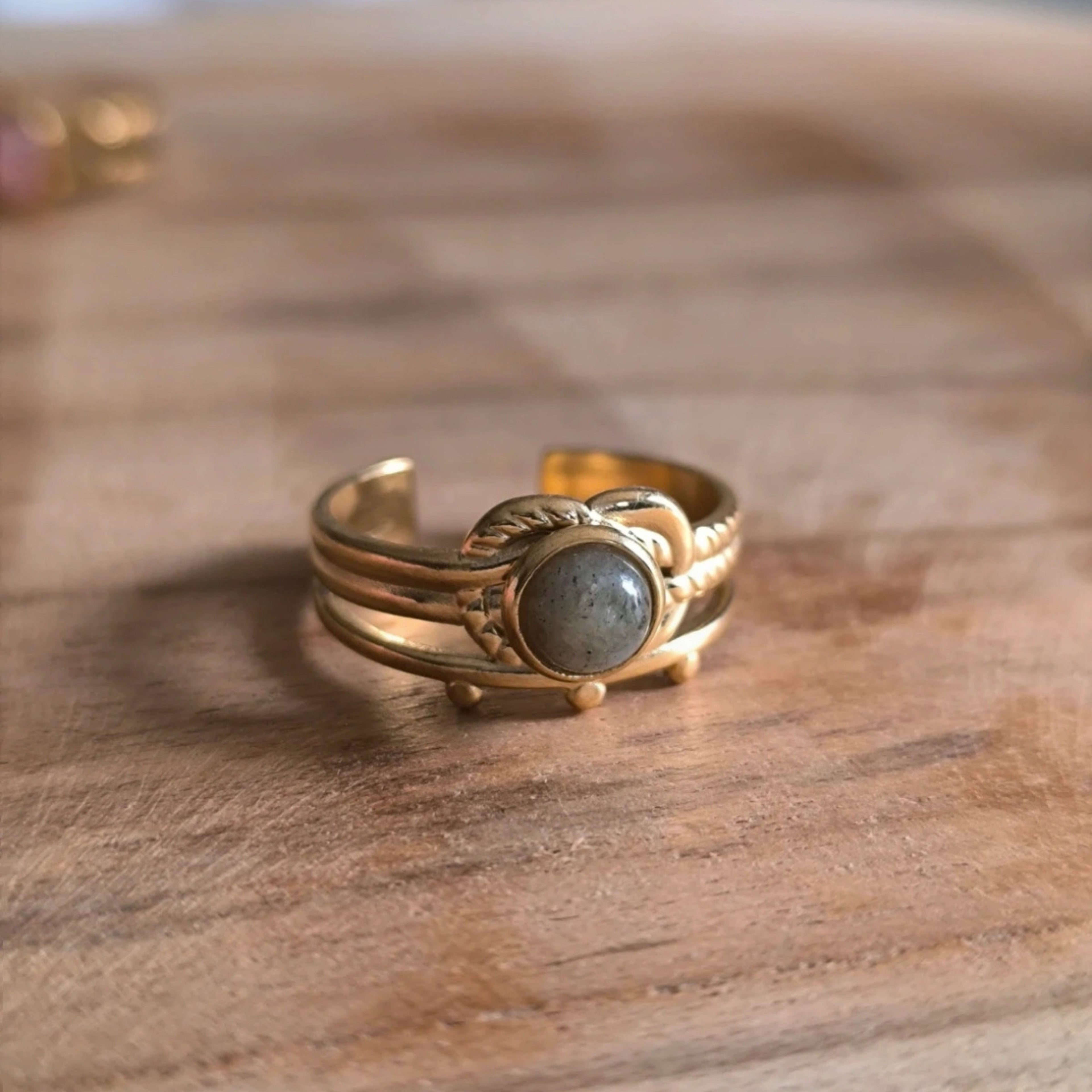 Bague Dorée en Acier Inoxydable – Design Sculpté avec Pierre Naturelle Labradorite