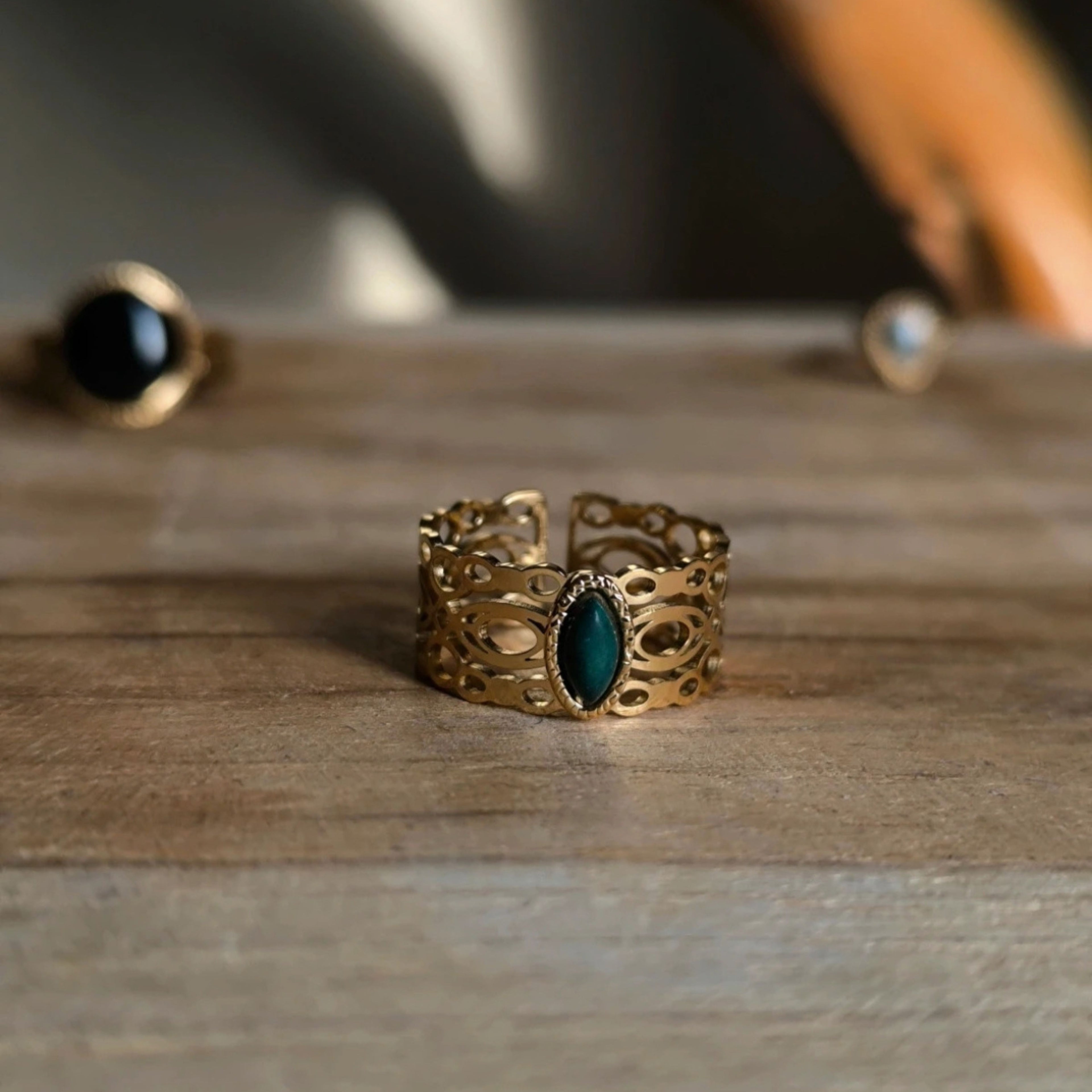 Bague Arabesque Ajourée en Acier Inoxydable – Pierre Naturelle Ovale Réglable