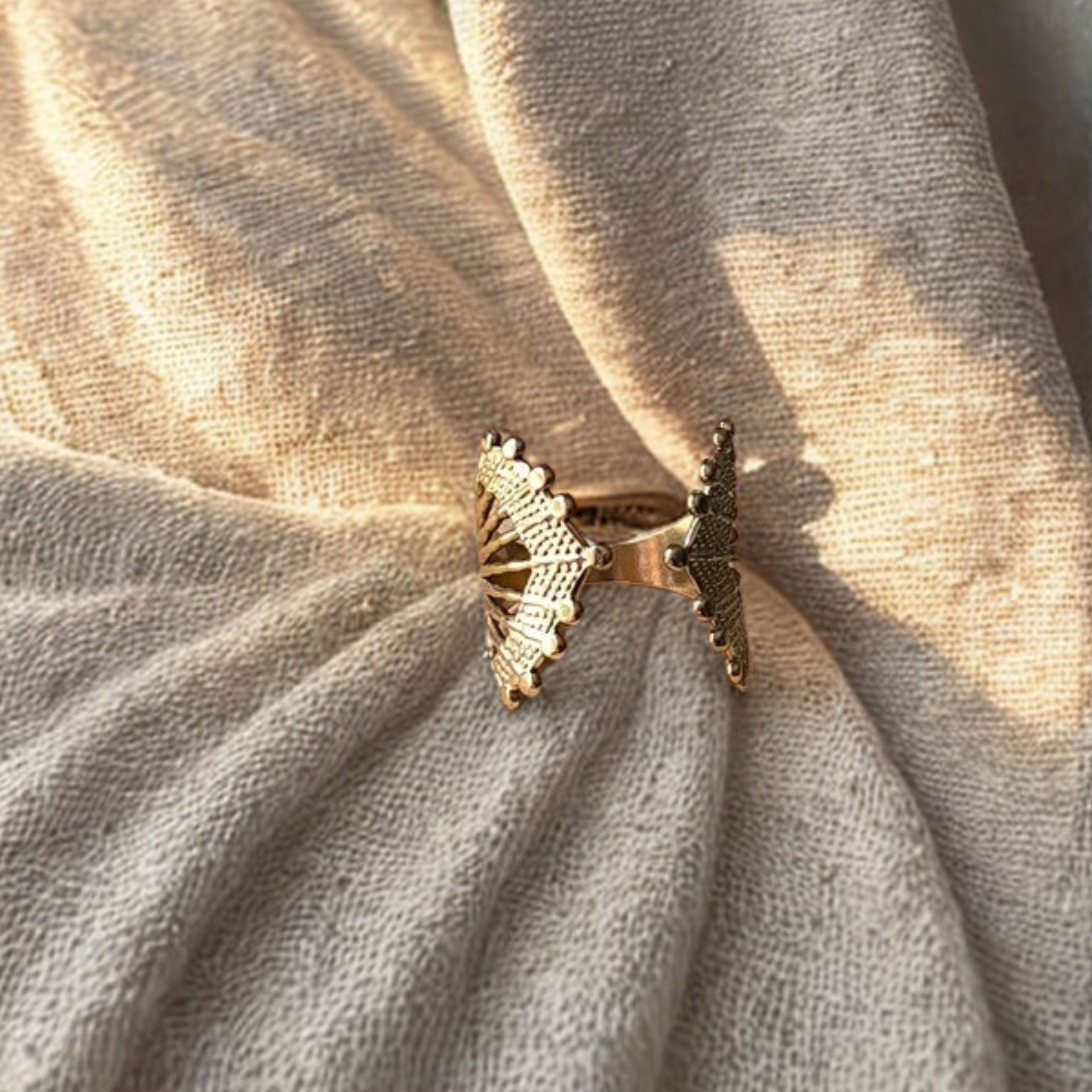 Bague Éventail Ajourée en Acier Inoxydable – Élégance et Raffinement