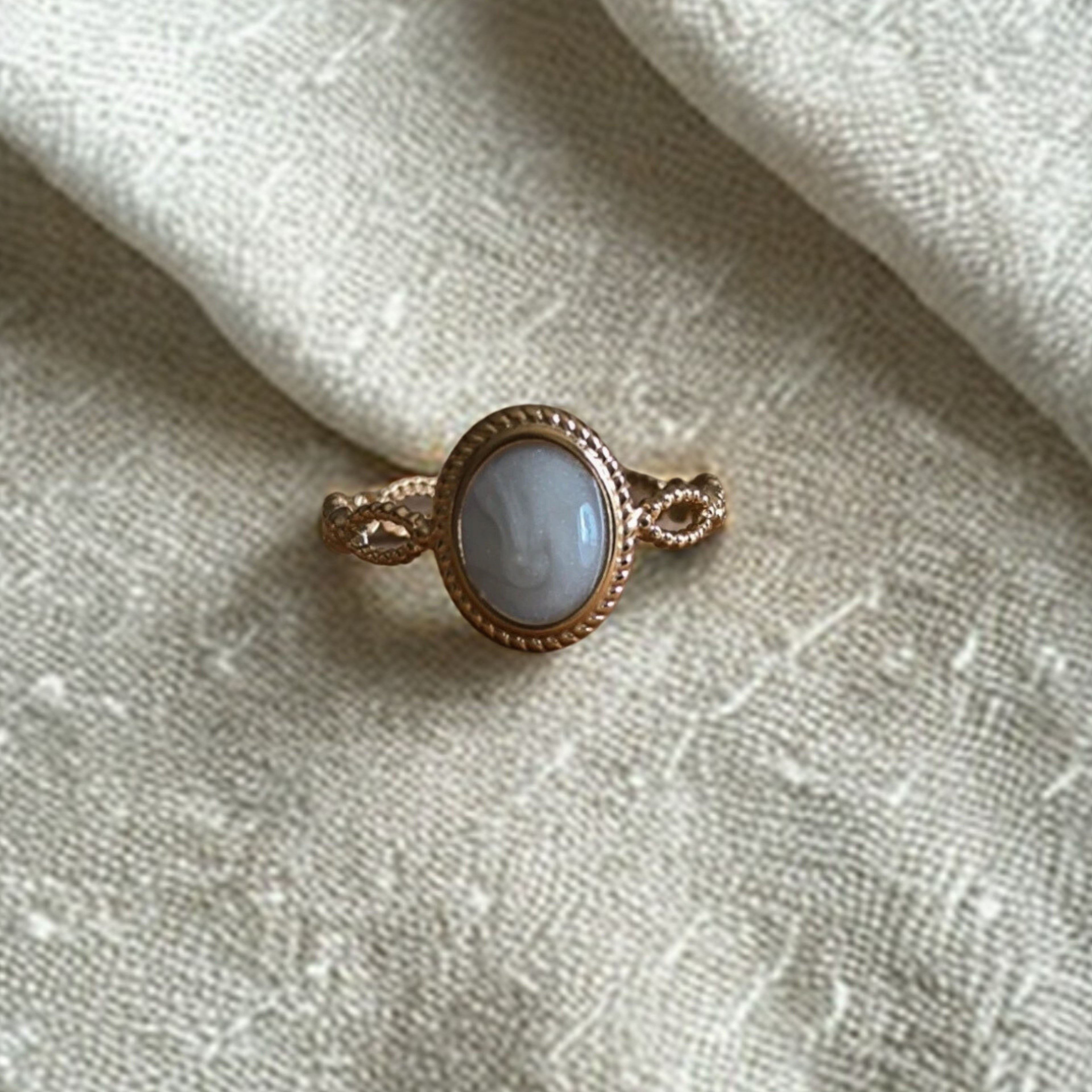 Bague Fine Réglable Dorée en Acier Inoxydable – Ovale Blanc & Détails Délicats