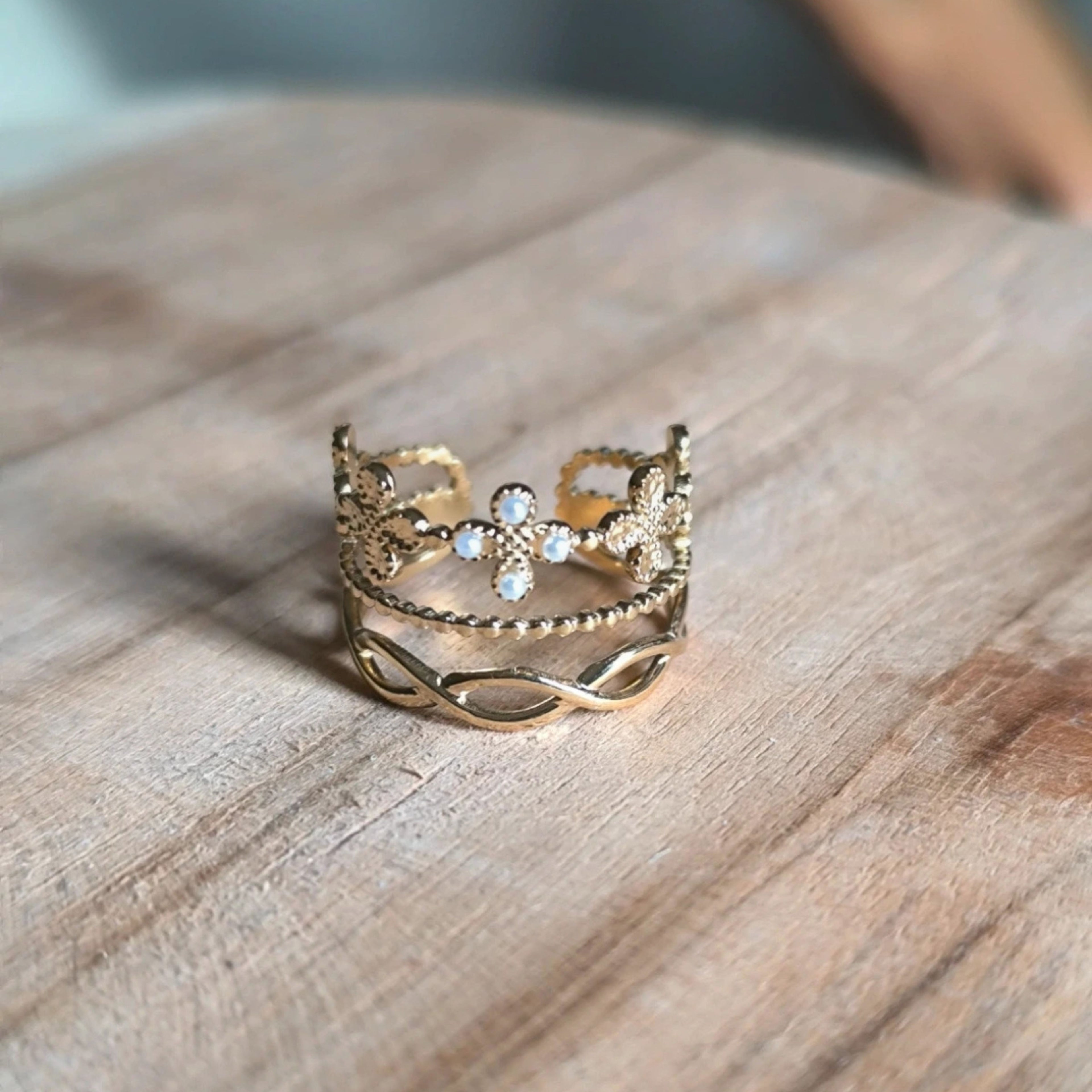 Bague Triple Rang Dorée en Acier Inoxydable – Design Mixte & Perles Blanches Réglable