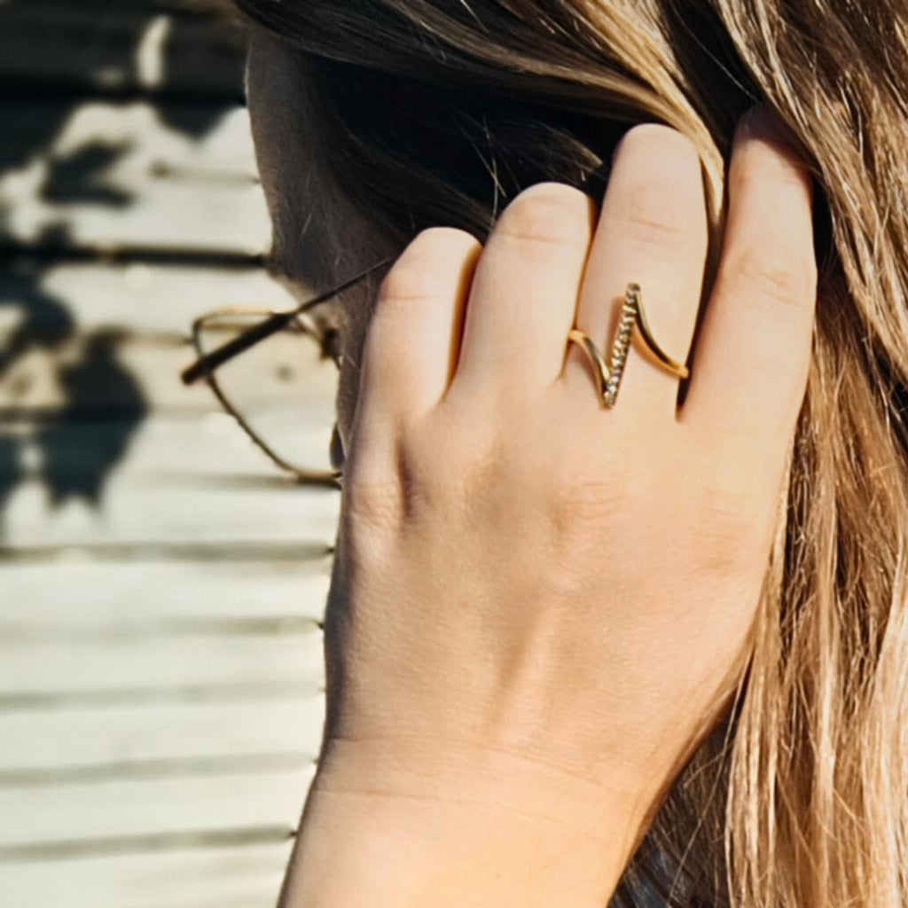 Bague Réglable Dorée – Design Moderne avec Zircons