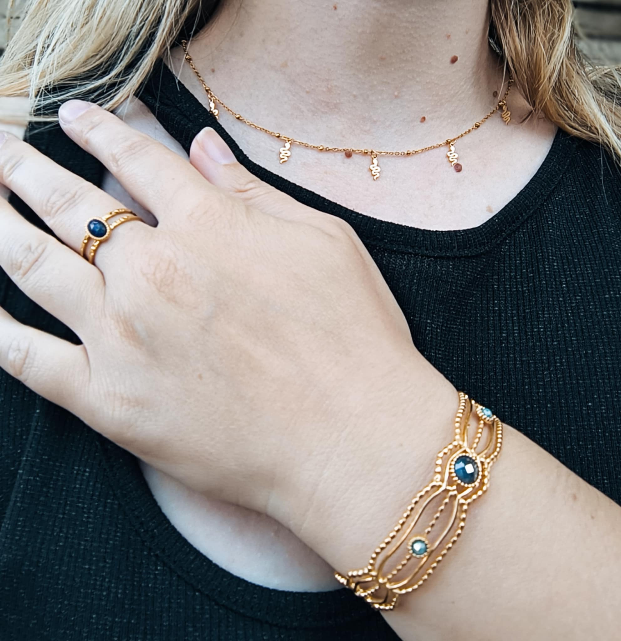 Bracelet Jonc Doré – 3 Perles Bleues – Taille Réglable