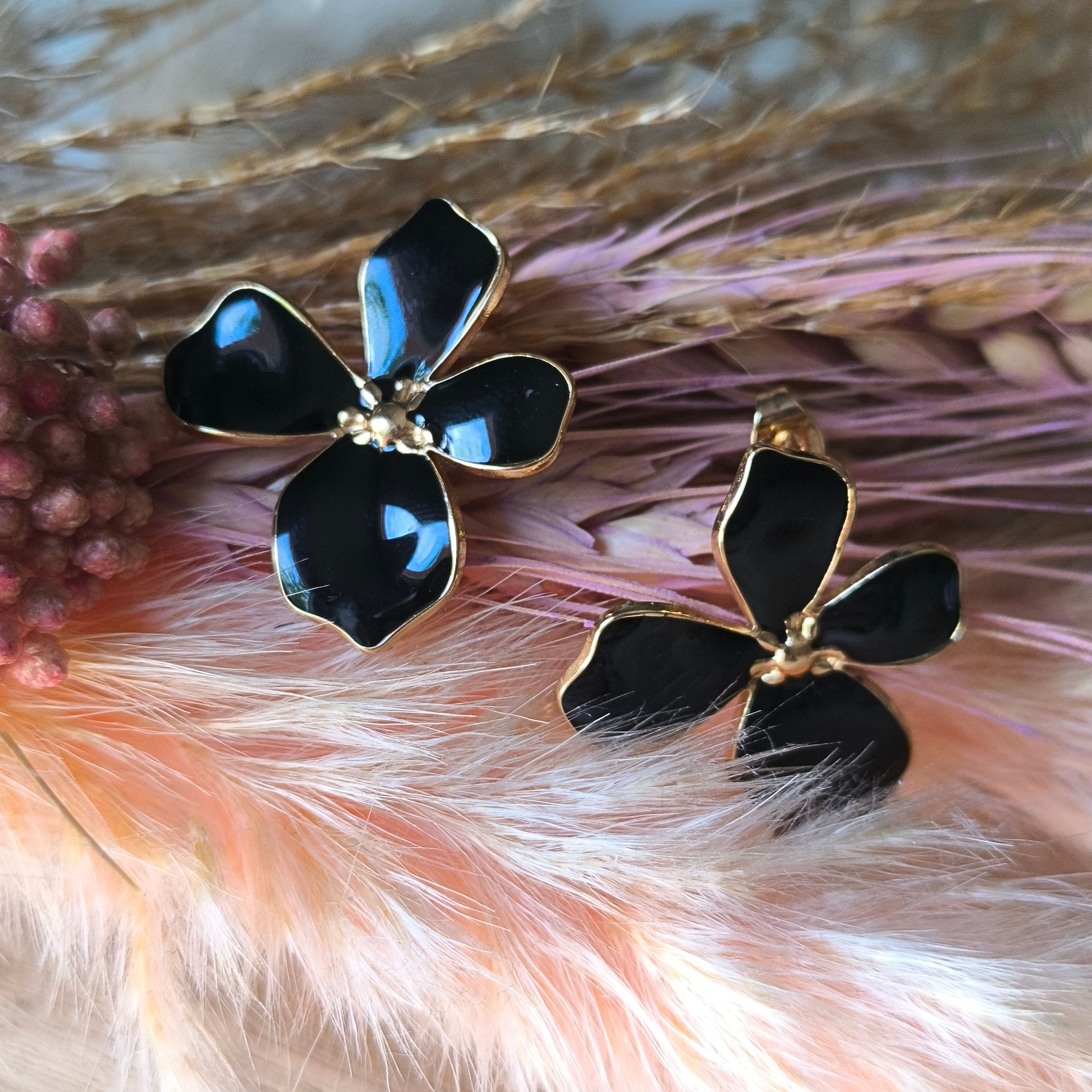 Boucles d’oreilles fleur rose blanche ou noire