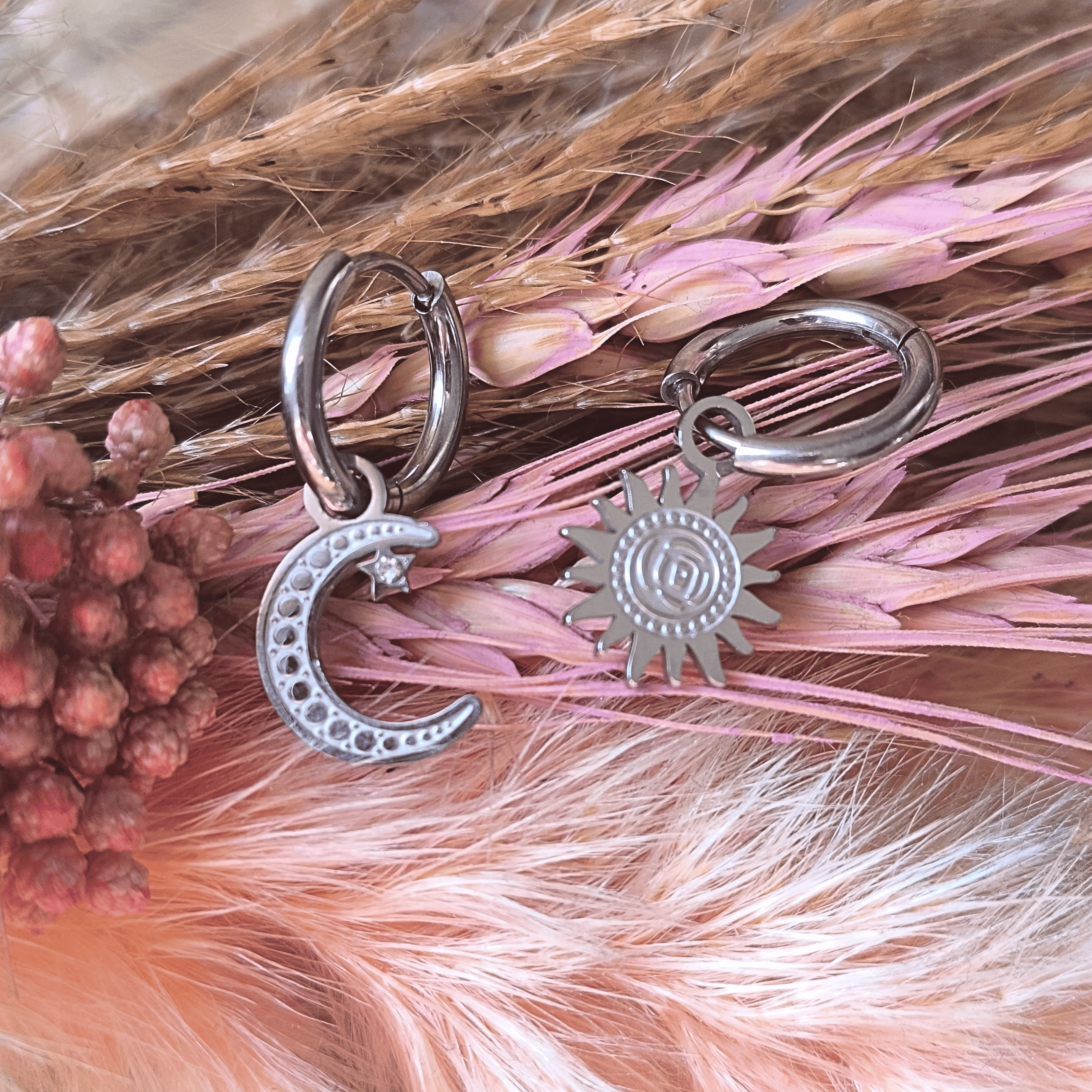 Boucles d’oreilles dépareillées créoles lune et soleil – Or & Argenté