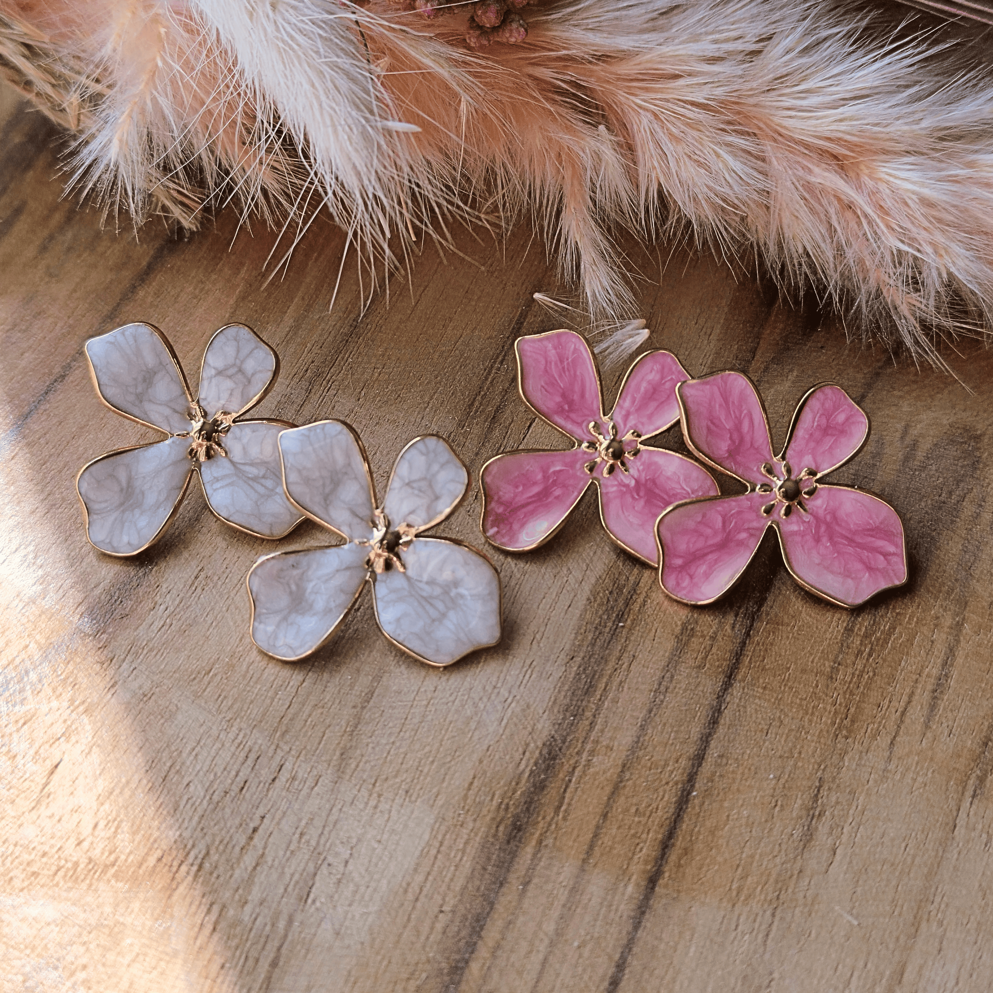 Boucles d’oreilles fleur rose ou blanche