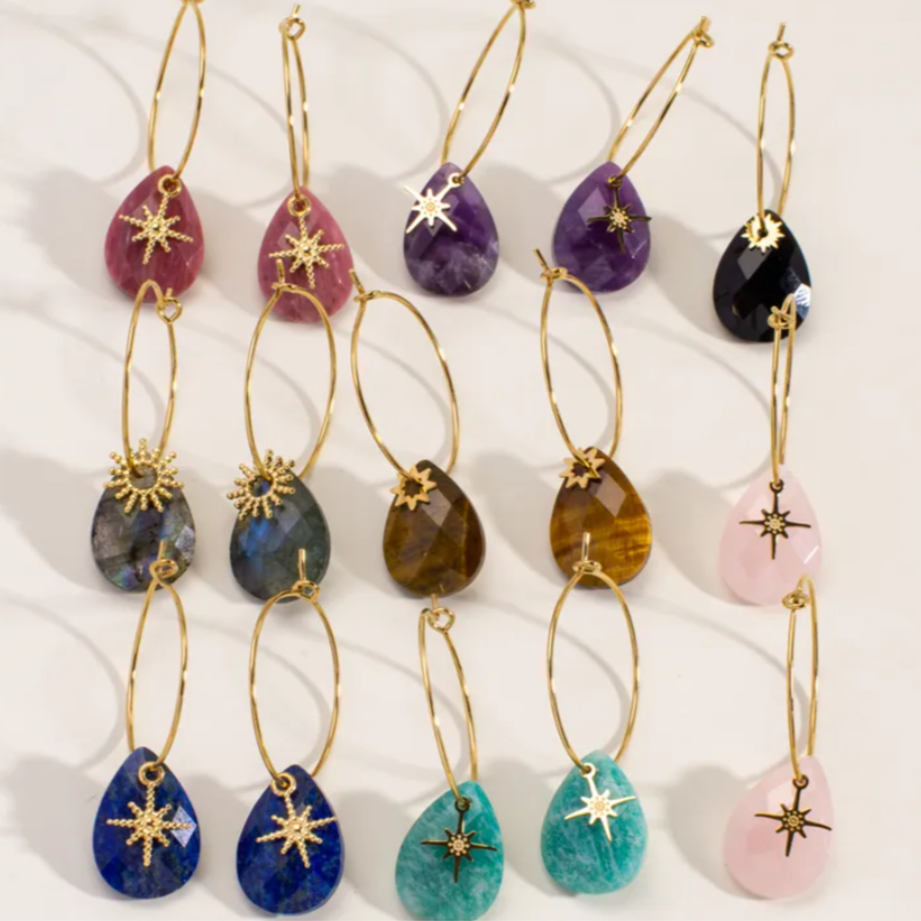 Boucles d’oreilles créoles fines avec pampille et pierre naturelle – acier inoxydable