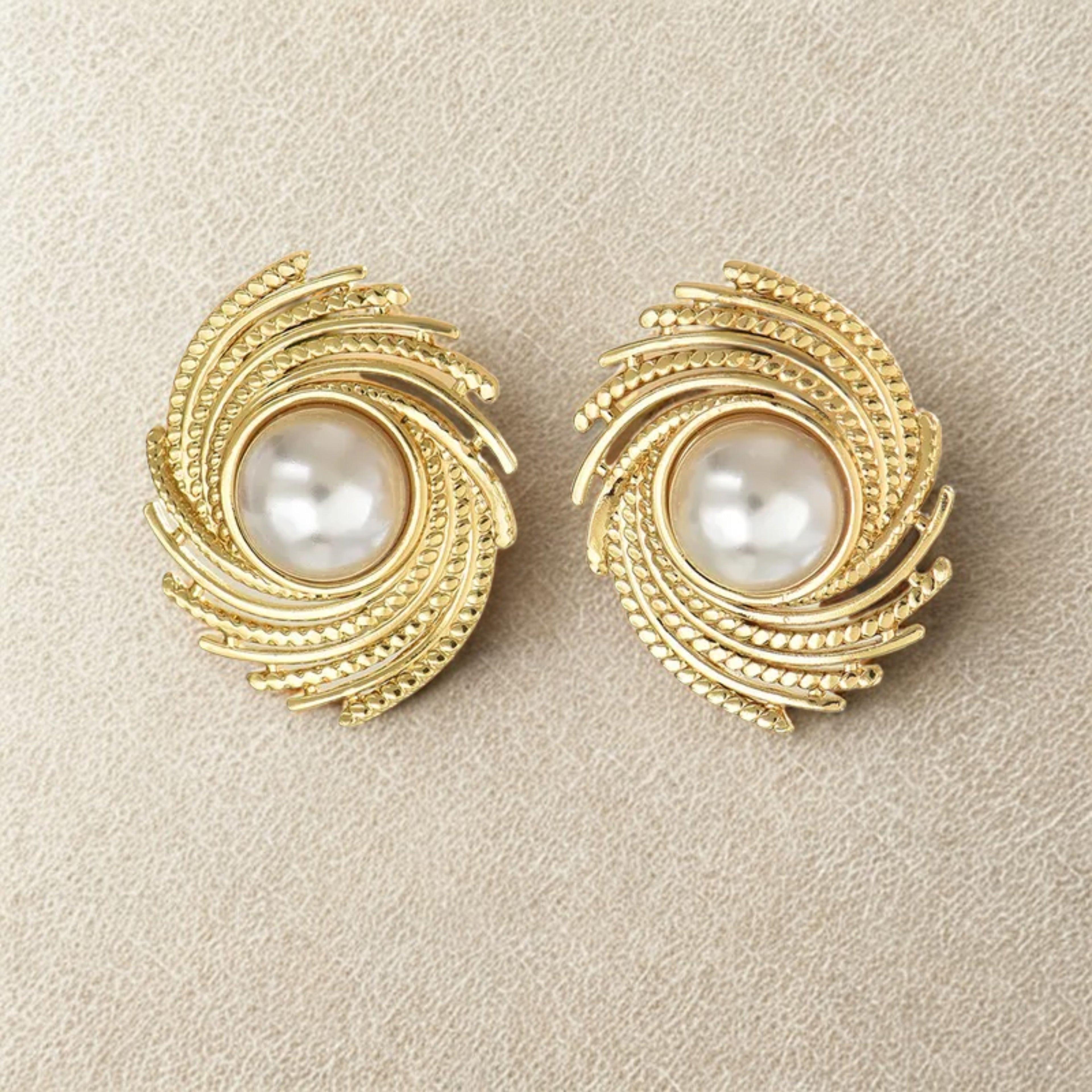 Boucles d’oreilles dorées en acier inoxydable avec perle blanche