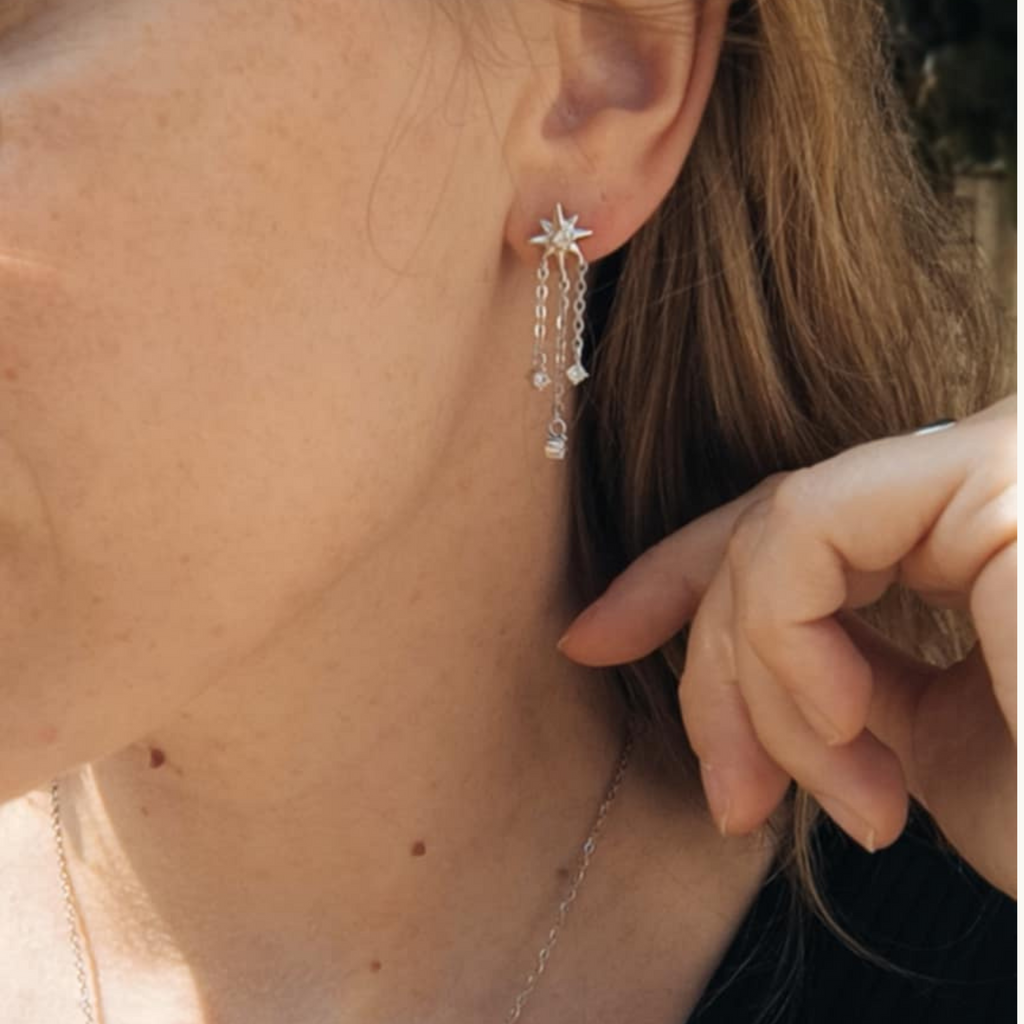 Boucles d’Oreilles Étoiles Argentées en Acier Inoxydable avec Chaînettes et Strass Serti