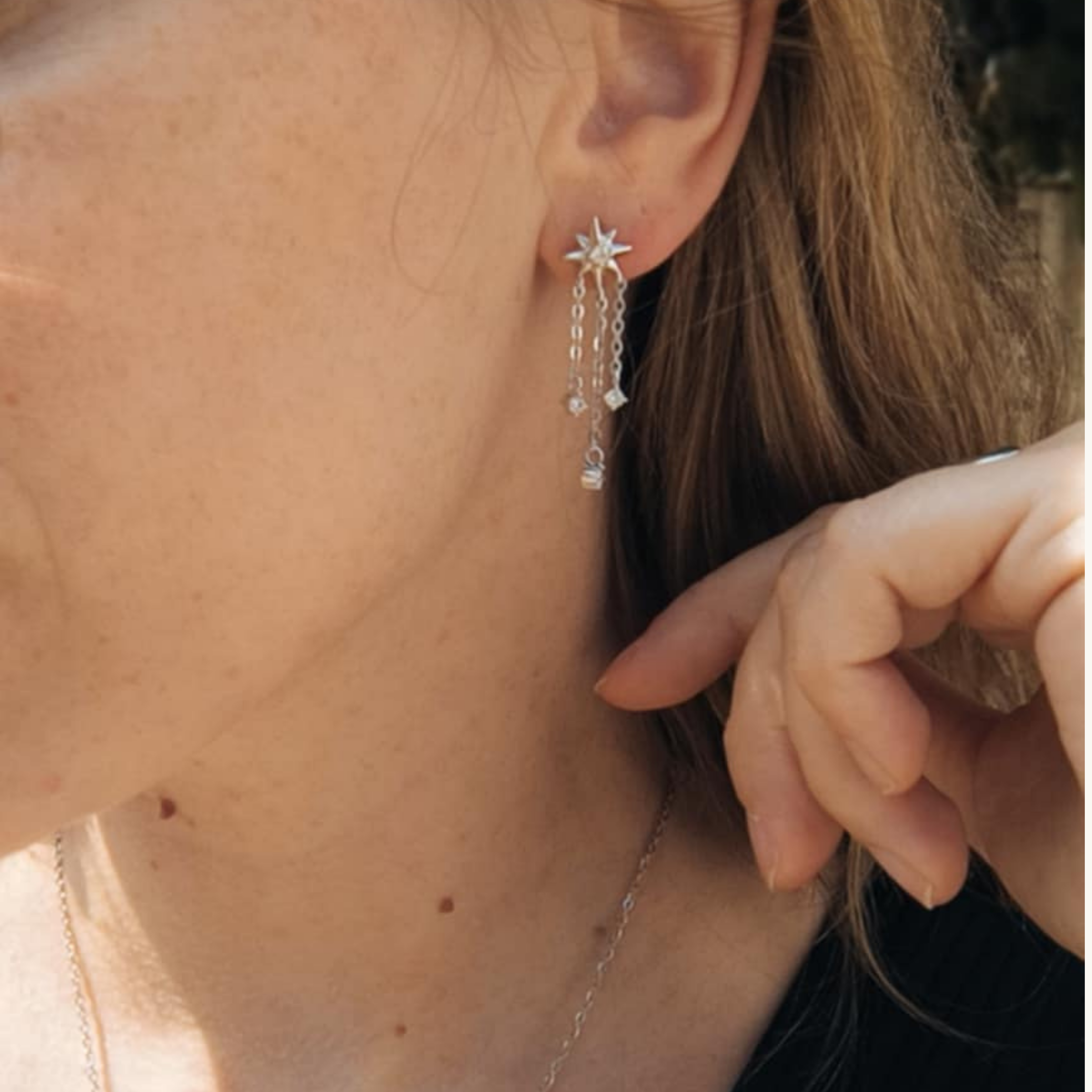 Boucles d’Oreilles Étoiles Argentées en Acier Inoxydable avec Chaînettes et Strass Serti