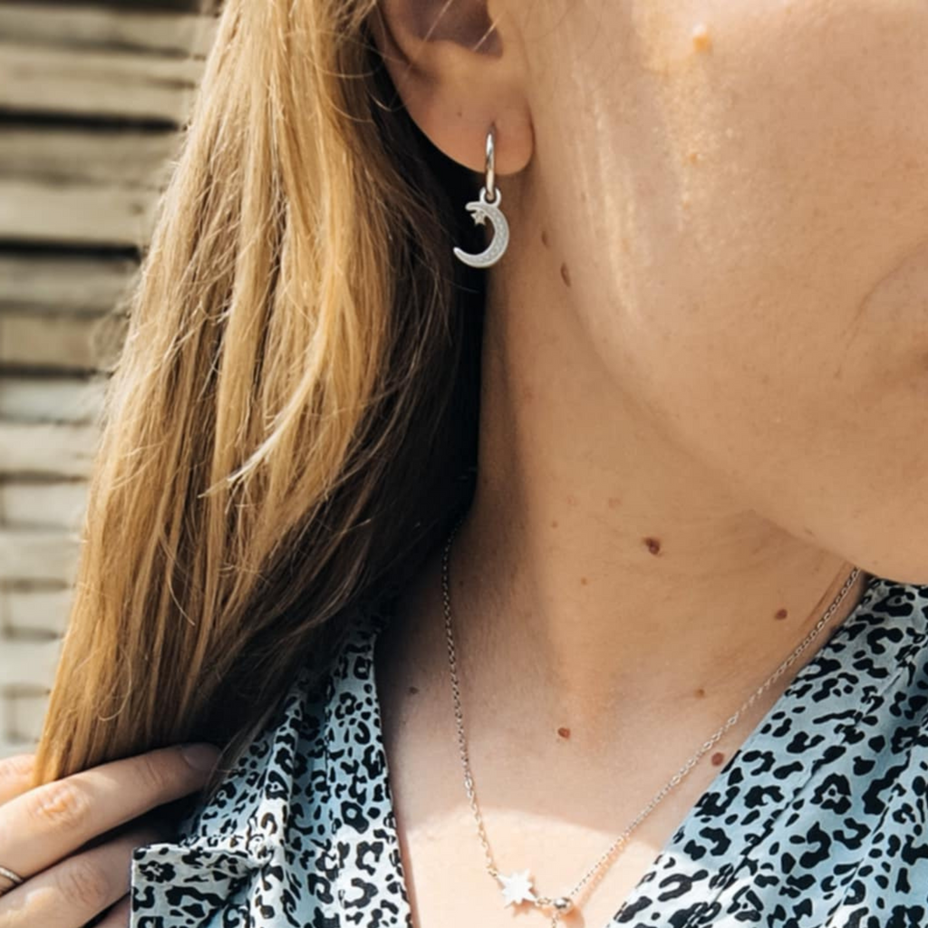 Boucles d’oreilles dépareillées créoles lune et soleil – Or & Argenté