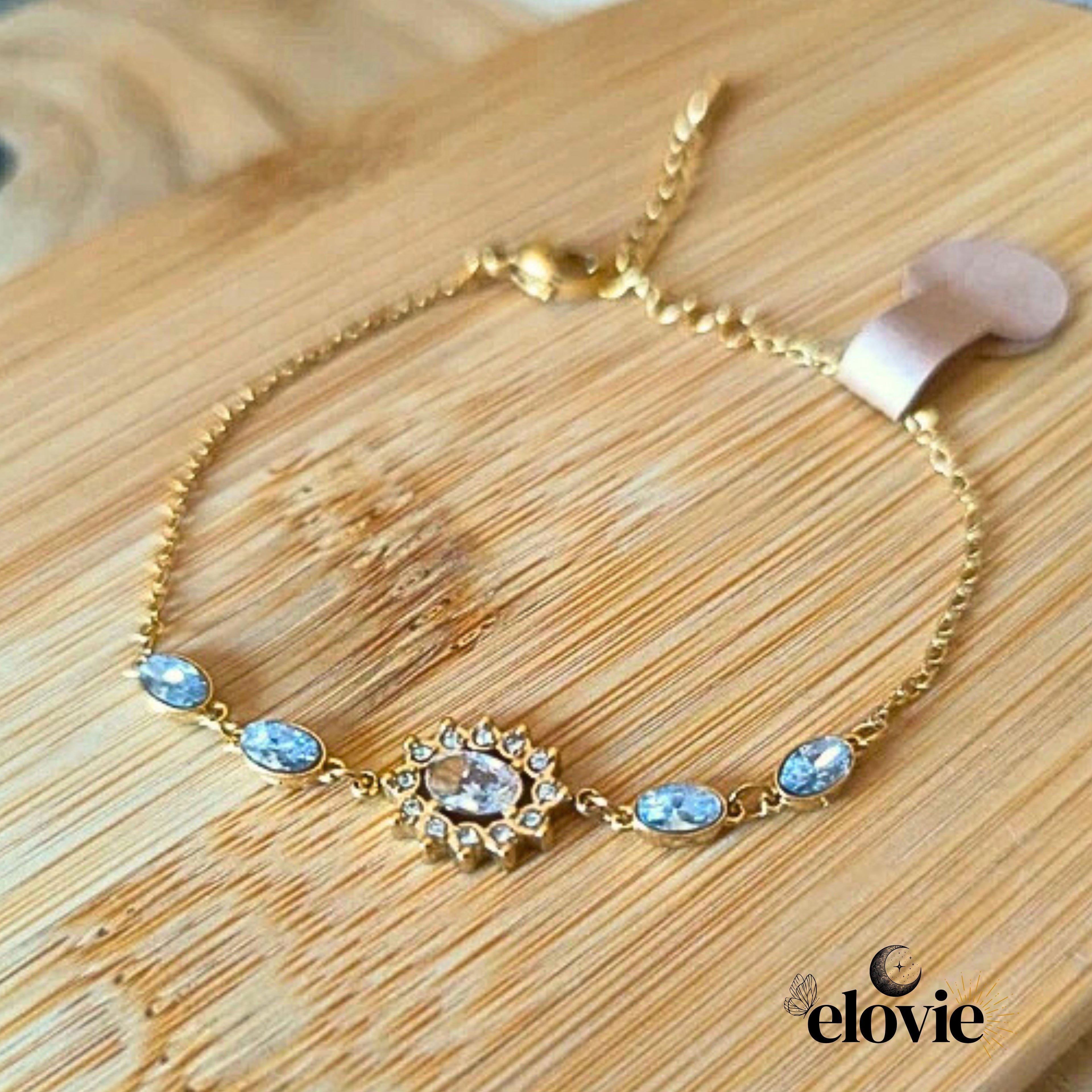 Bracelet doré serti de zircons