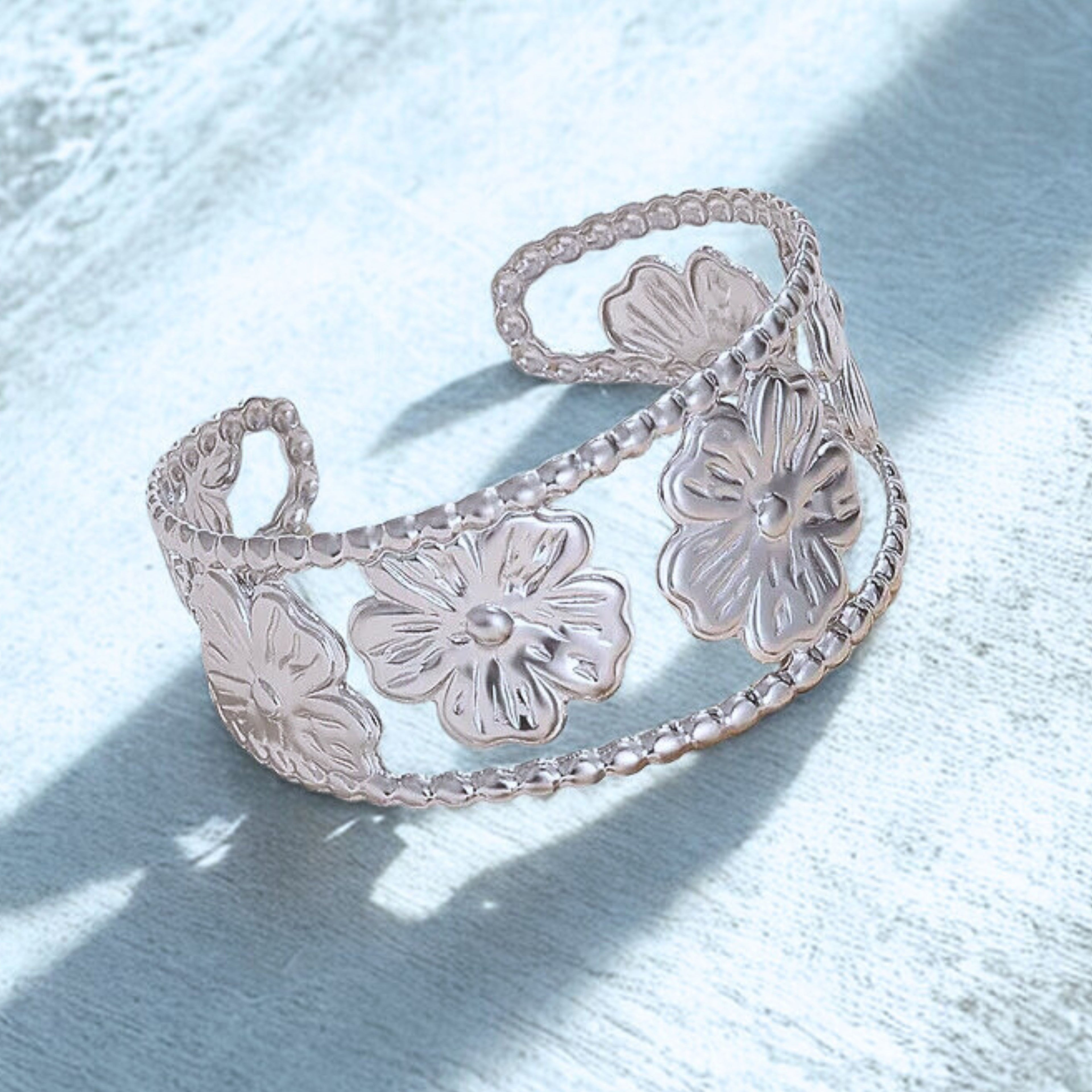 Bracelet jonc doré réglable en acier inoxydable – Ajouré à fleurs sculptées