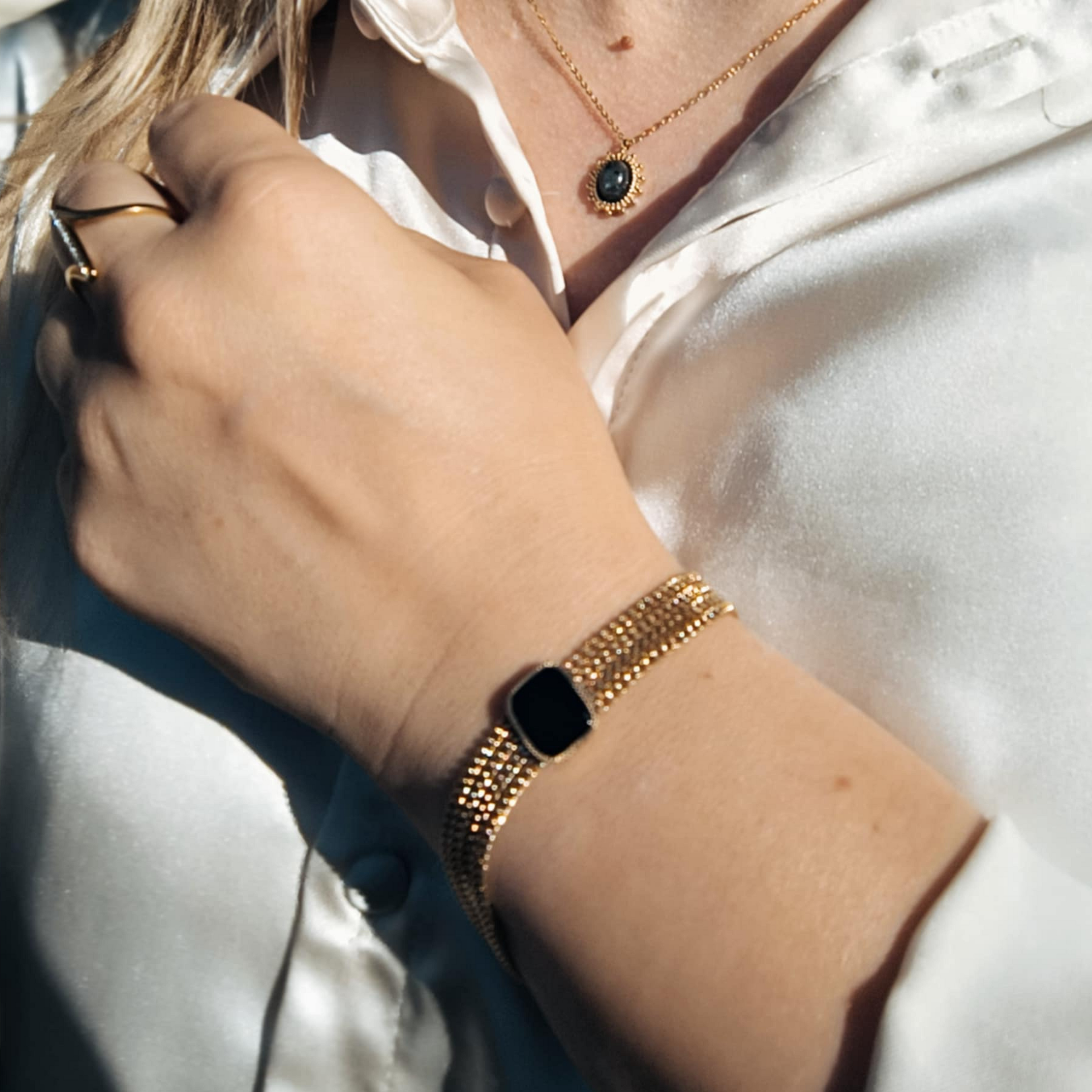 Bracelet doré en acier inoxydable avec médaille carrée en onyx naturel