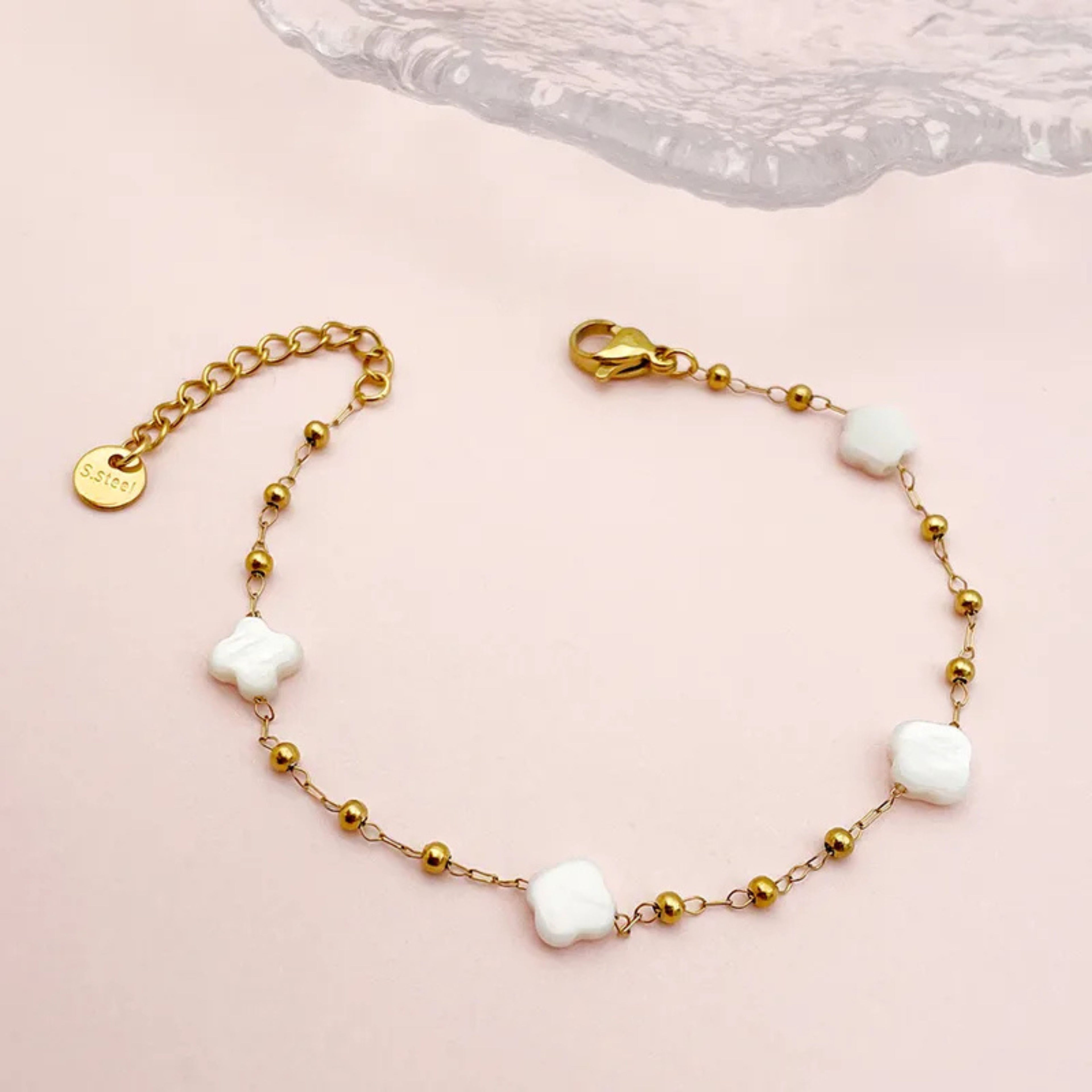 Bracelet en Acier Inoxydable Doré avec Perles Trèfle en Nacre