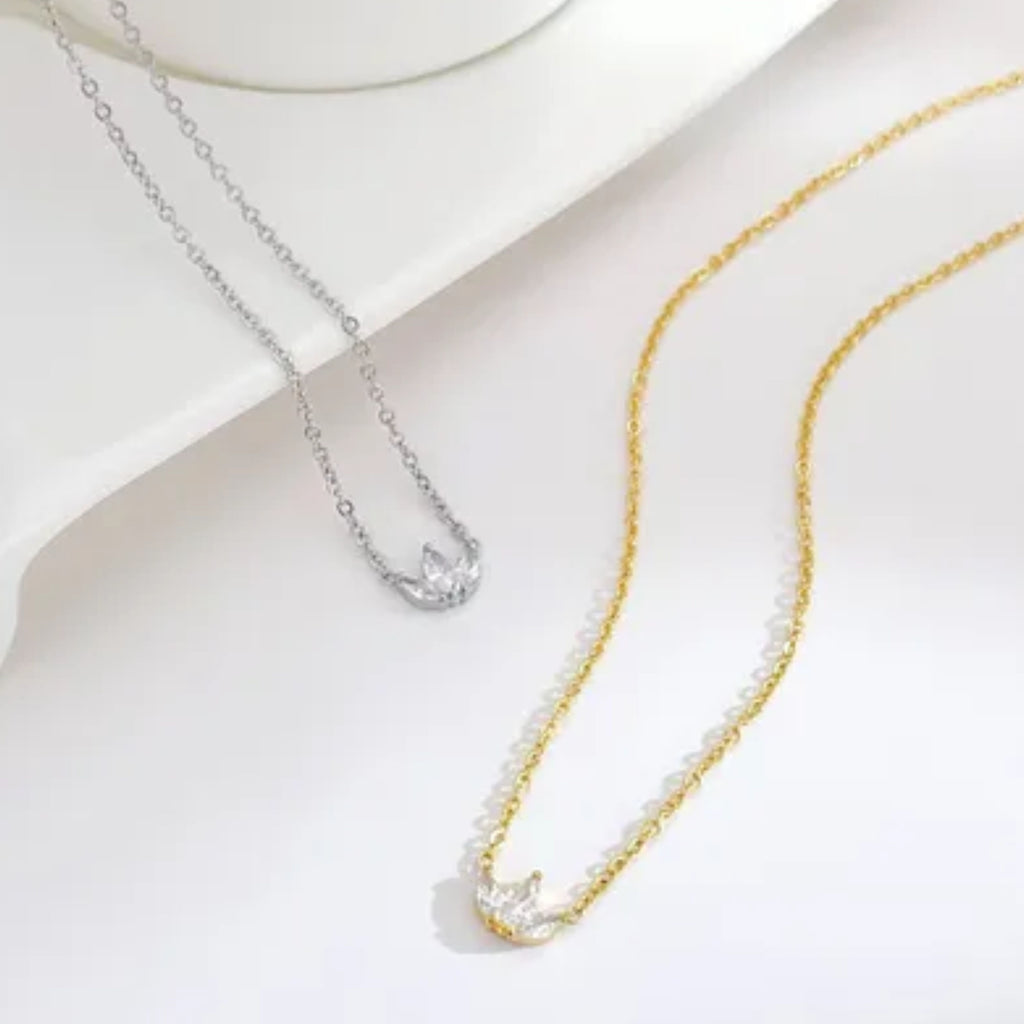 Collier Fin en Acier Inoxydable Doré ou Argenté – Fleur Cristal à 3 Branches