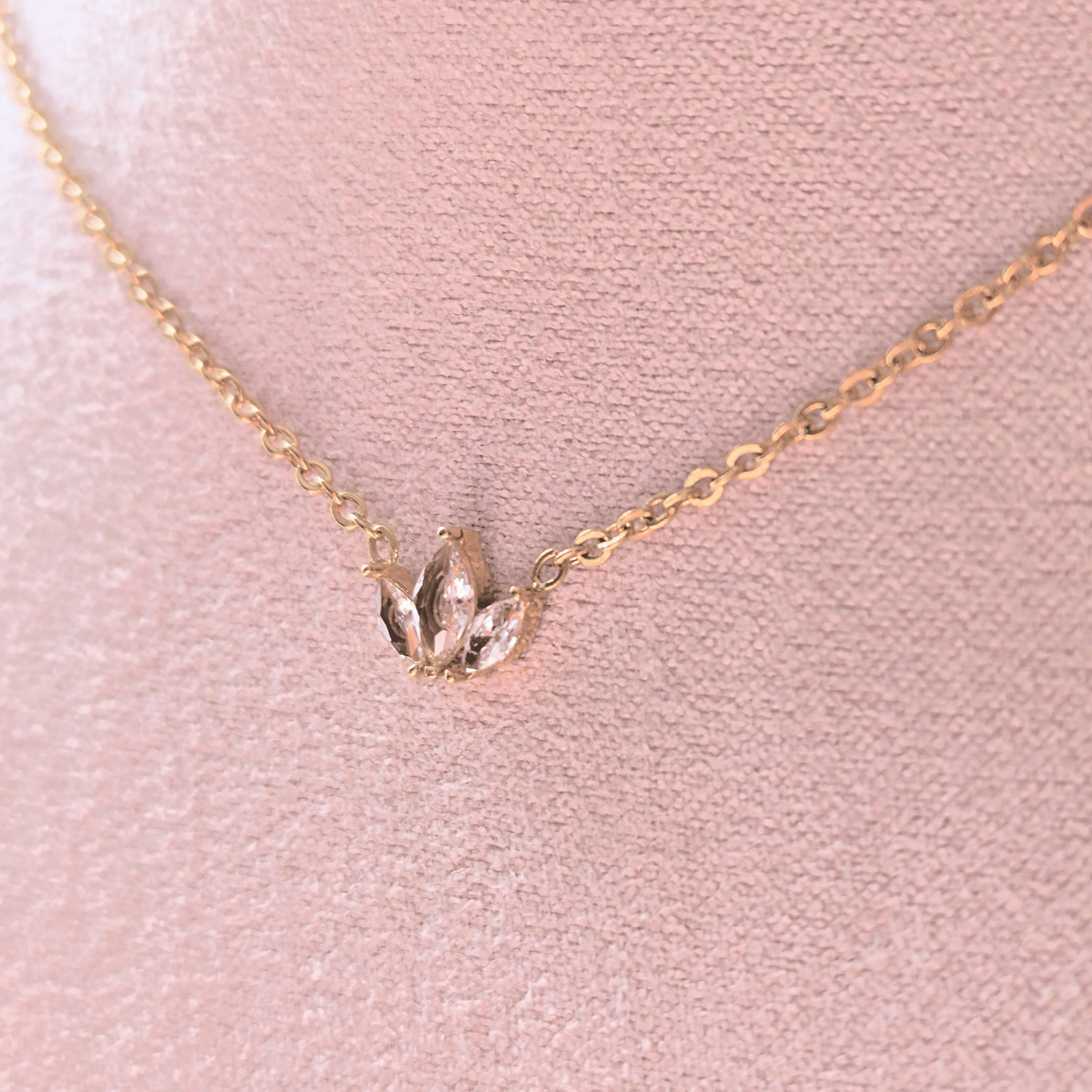 Collier Fin en Acier Inoxydable Doré ou Argenté – Fleur Cristal à 3 Branches