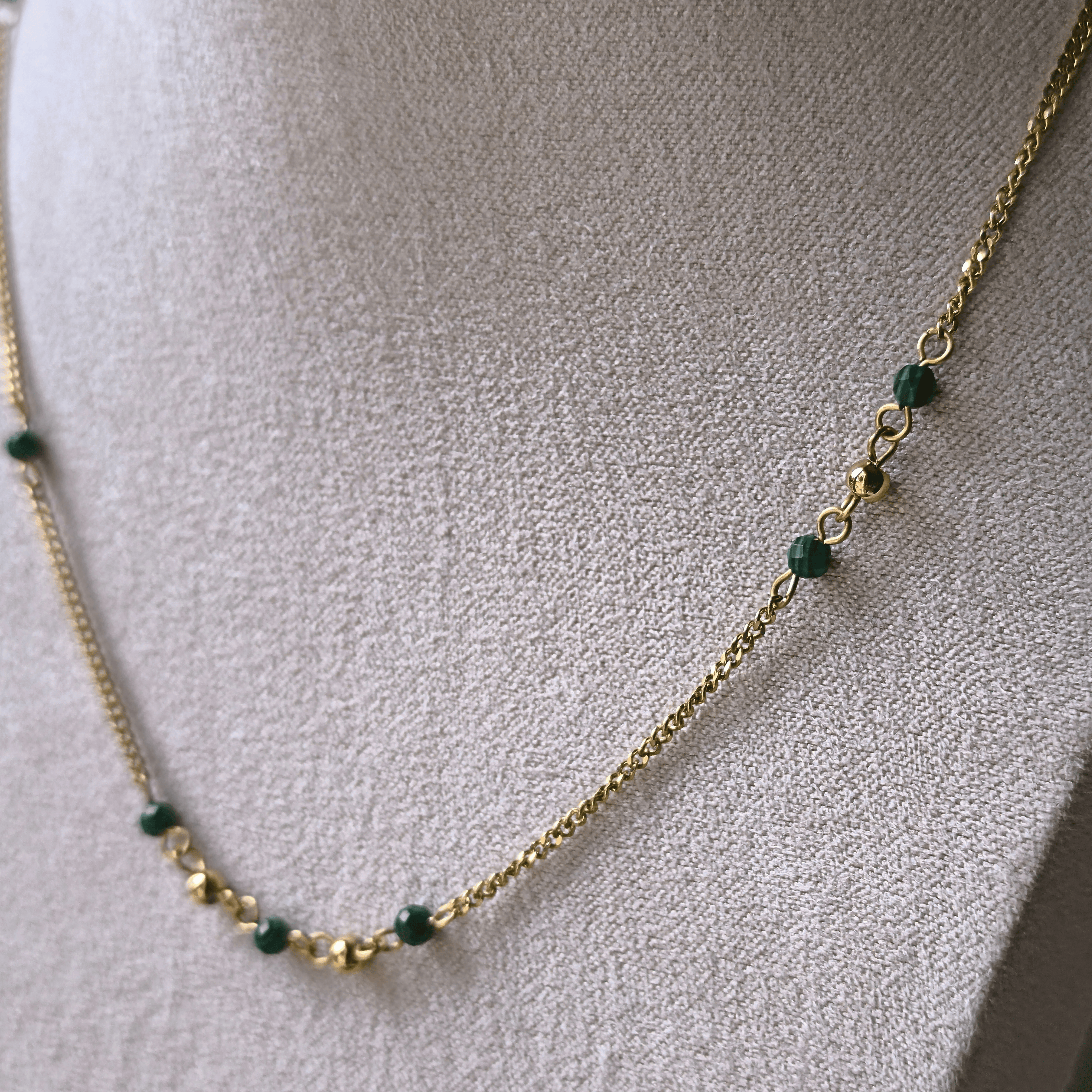 Collier en Acier Inoxydable avec Perles Naturelles de Malachite – Bijou Élégant et Protecteur