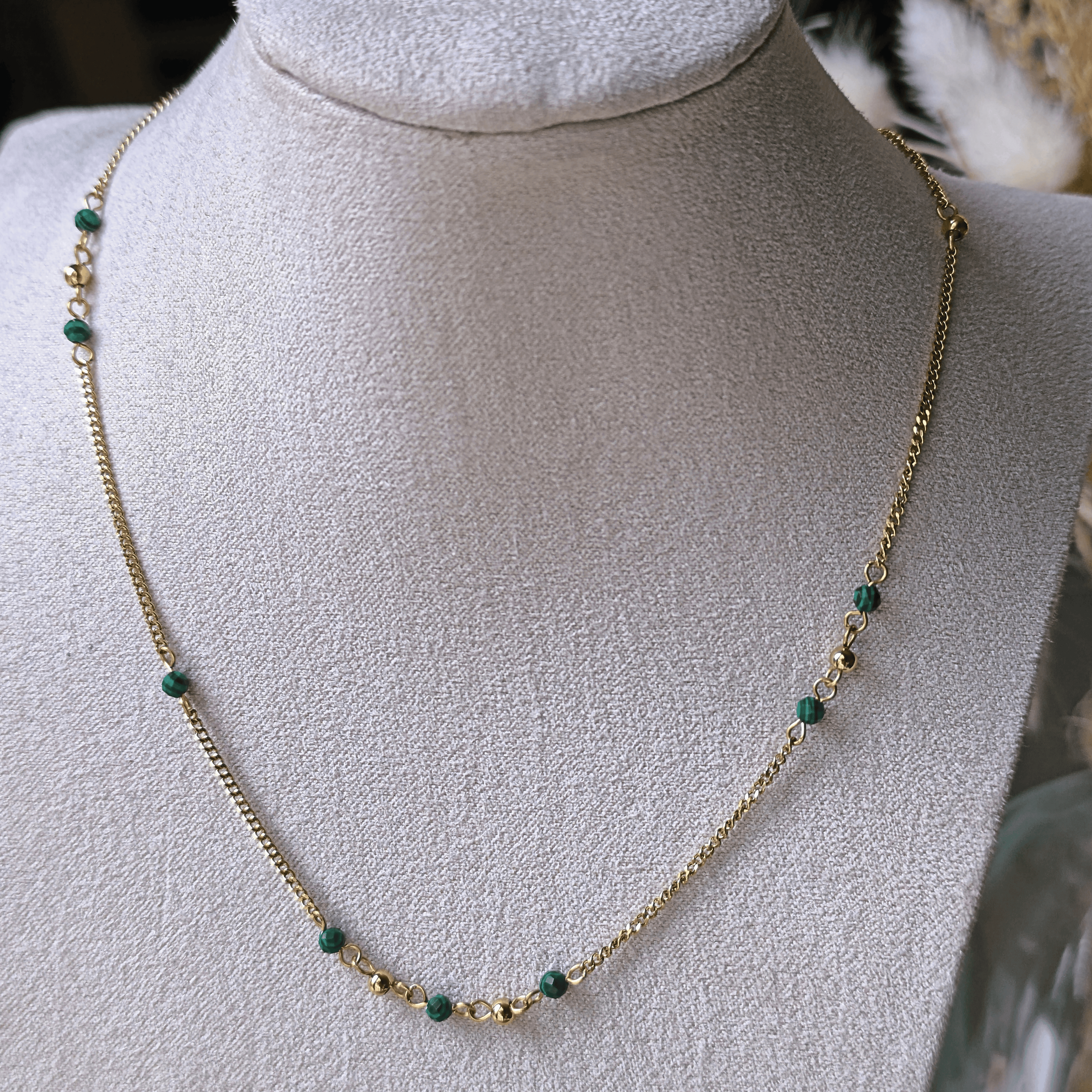 Collier en Acier Inoxydable avec Perles Naturelles de Malachite – Bijou Élégant et Protecteur