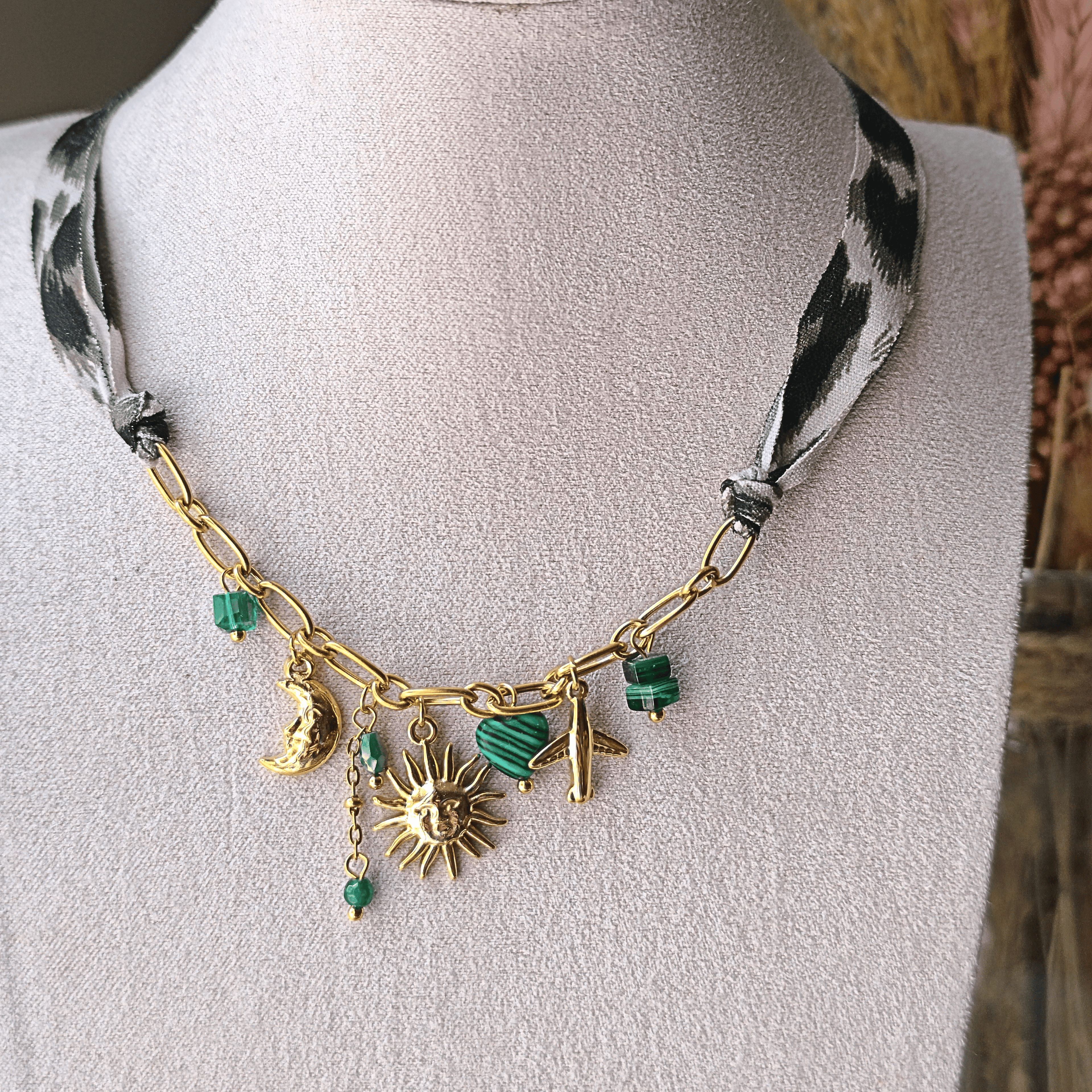 Collier foulard en acier inoxydable – breloques soleil, lune et verte