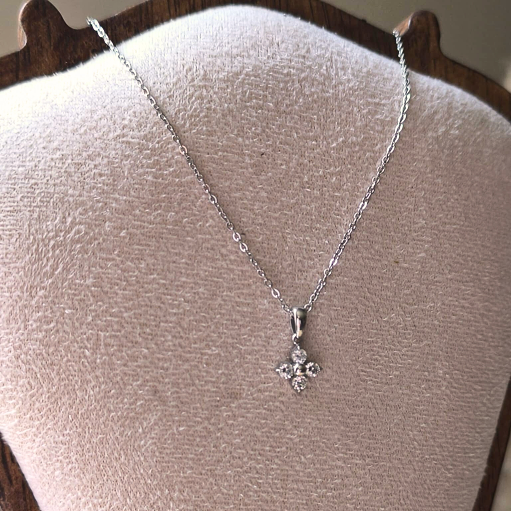 Collier avec pendentif fleur en zircons