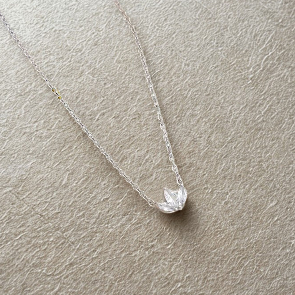 Collier Fin en Acier Inoxydable Doré ou Argenté – Fleur Cristal à 3 Branches