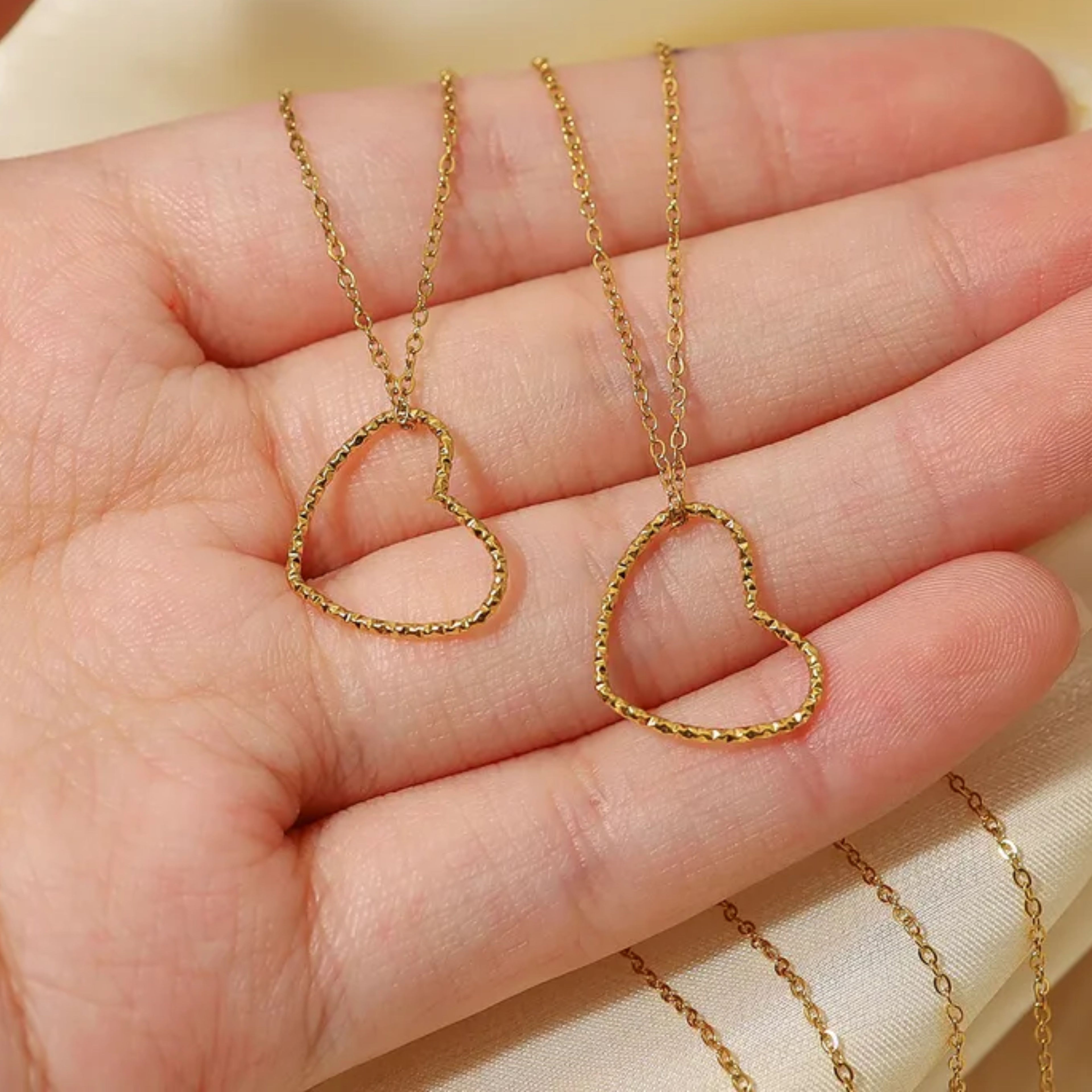 Collier Cœur Creux Martelé – Acier Inoxydable Fin & Élégant