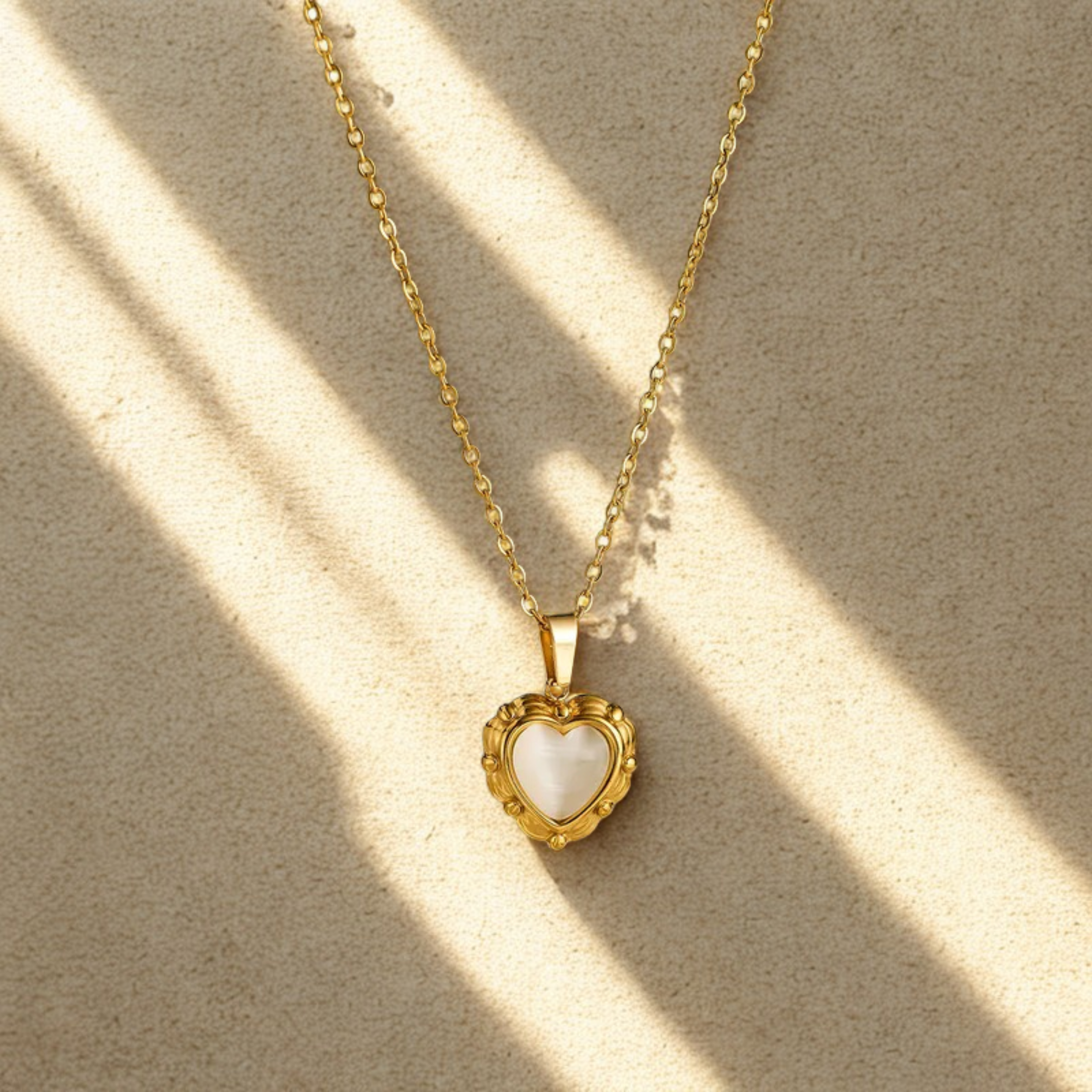 Collier Cœur Doré en Acier Inoxydable avec Effet Nacré Élégant