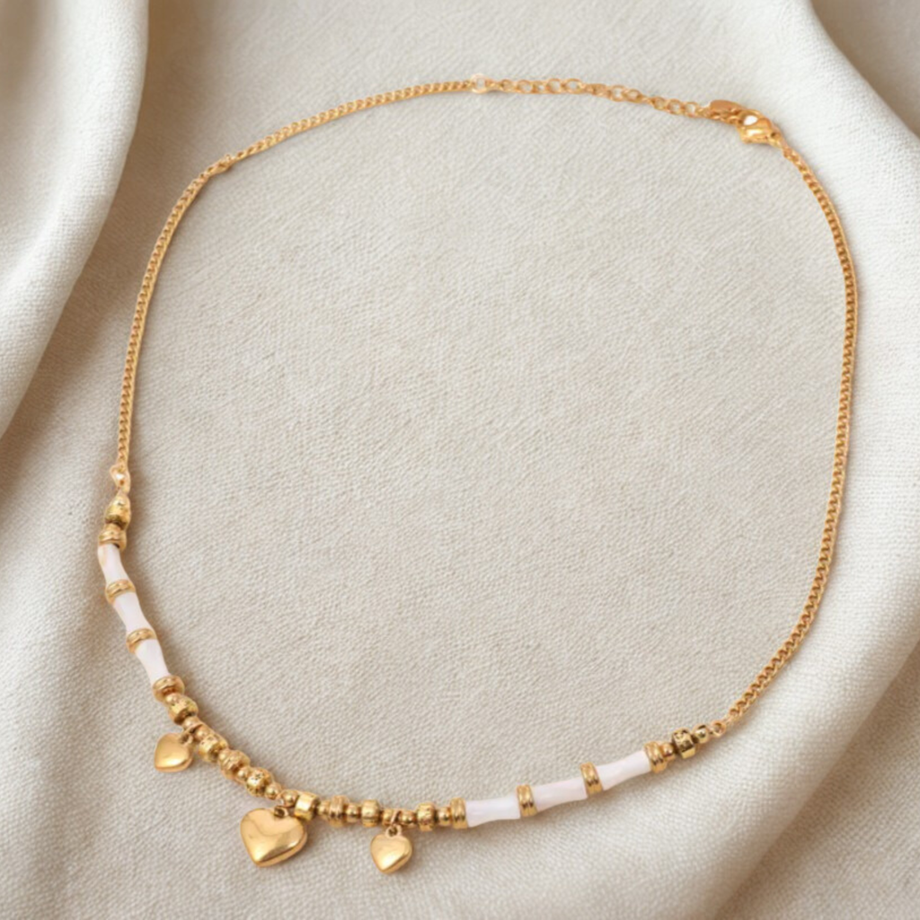 Collier en acier inoxydable avec nacre et trois breloques cœur