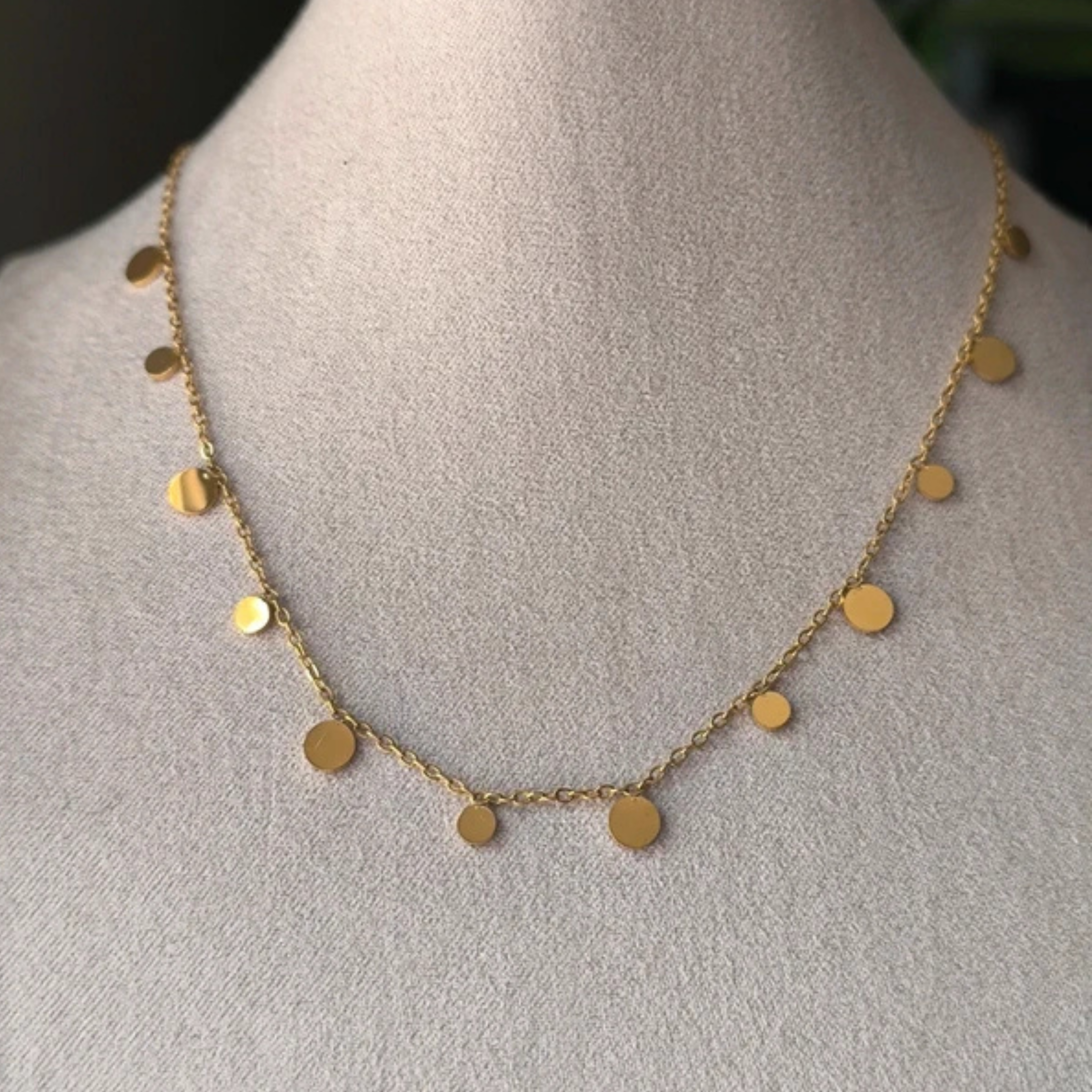 Collier court en acier inoxydable doré avec petits pendentifs ronds