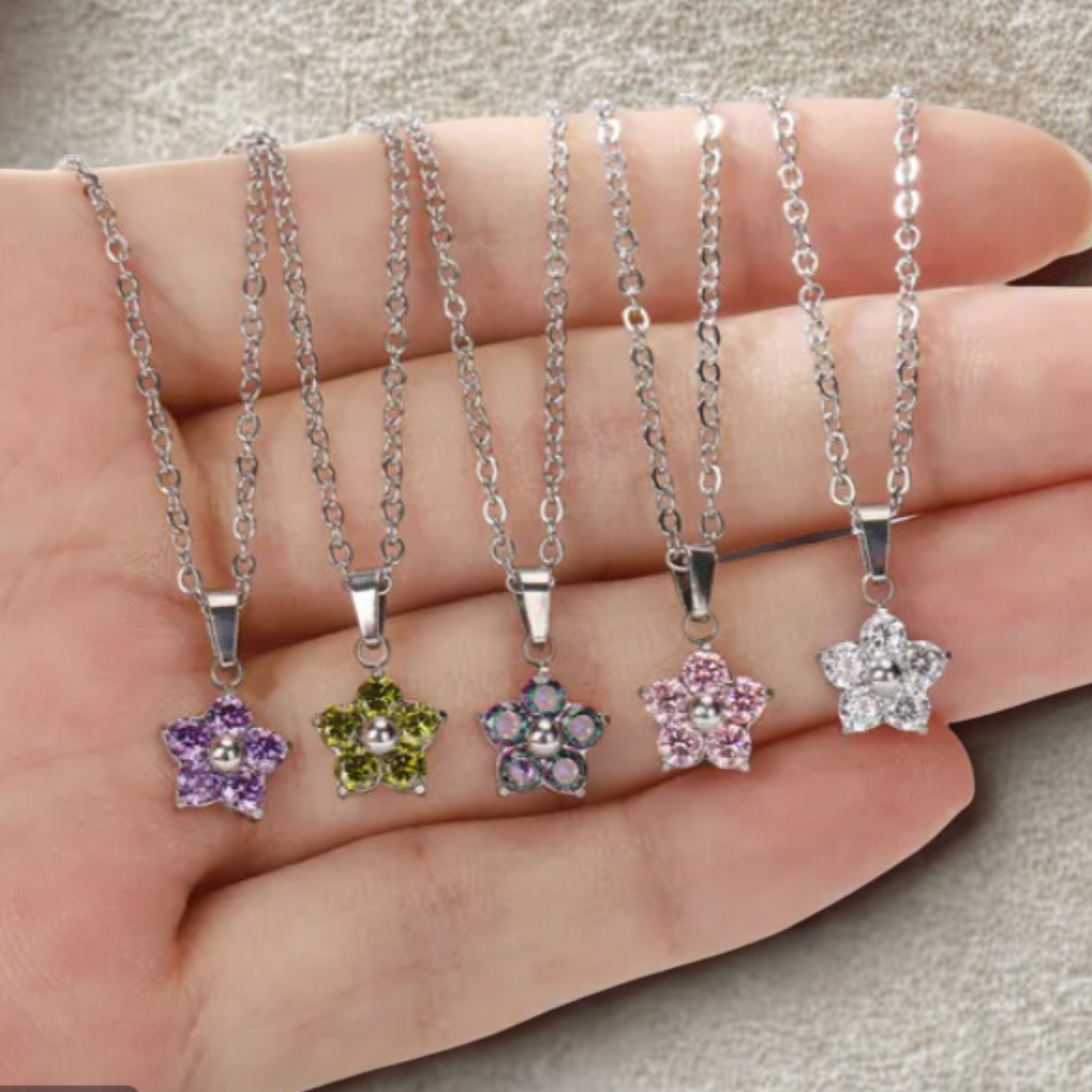 Collier avec fleur en zircons multicolores – acier inoxydable