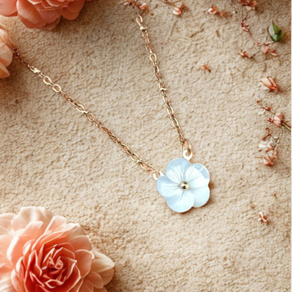 Collier en Acier Inoxydable avec Perles et Pendentif Fleur en Nacre