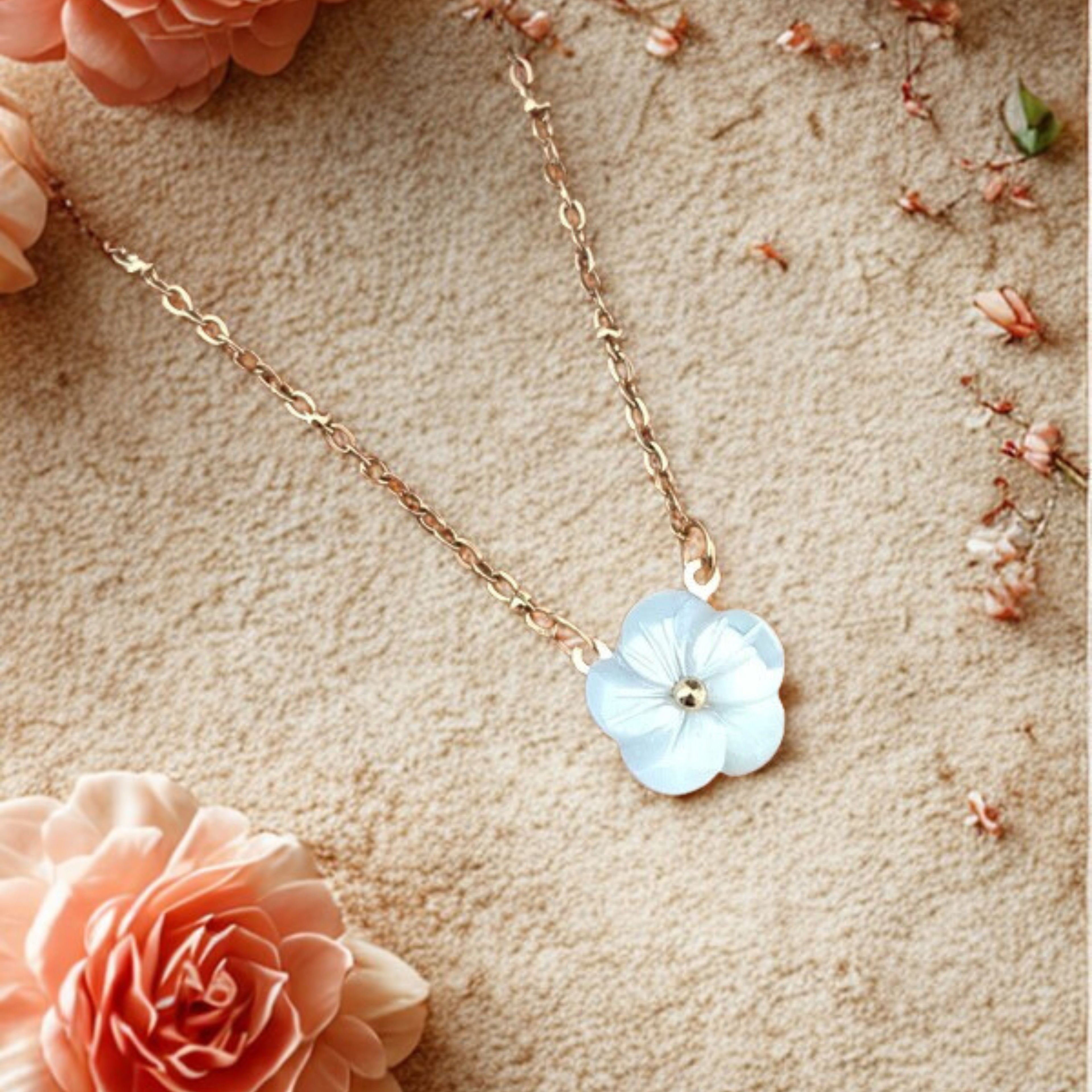 Collier en Acier Inoxydable avec Perles et Pendentif Fleur en Nacre