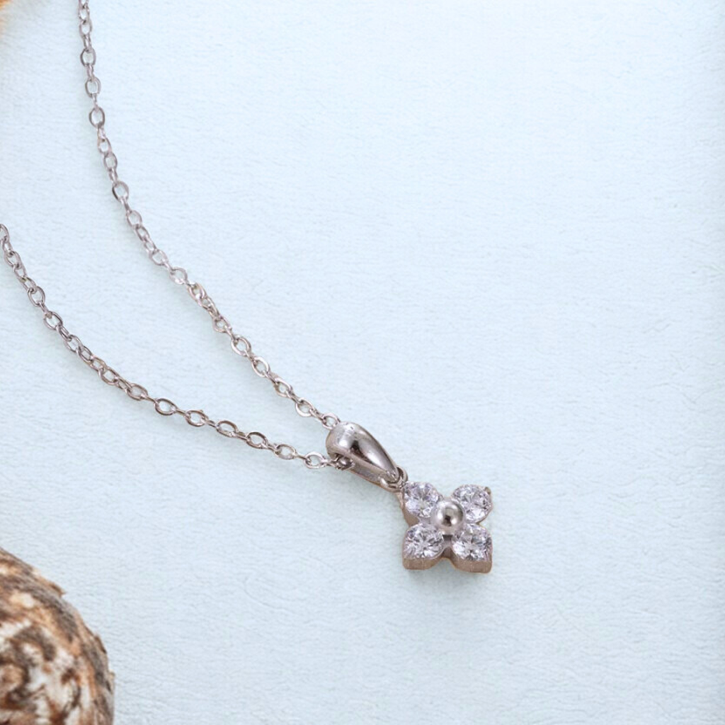 Collier avec pendentif fleur en zircons