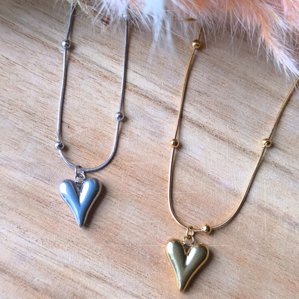 Collier avec pendentif cœur en relief – acier inoxydable