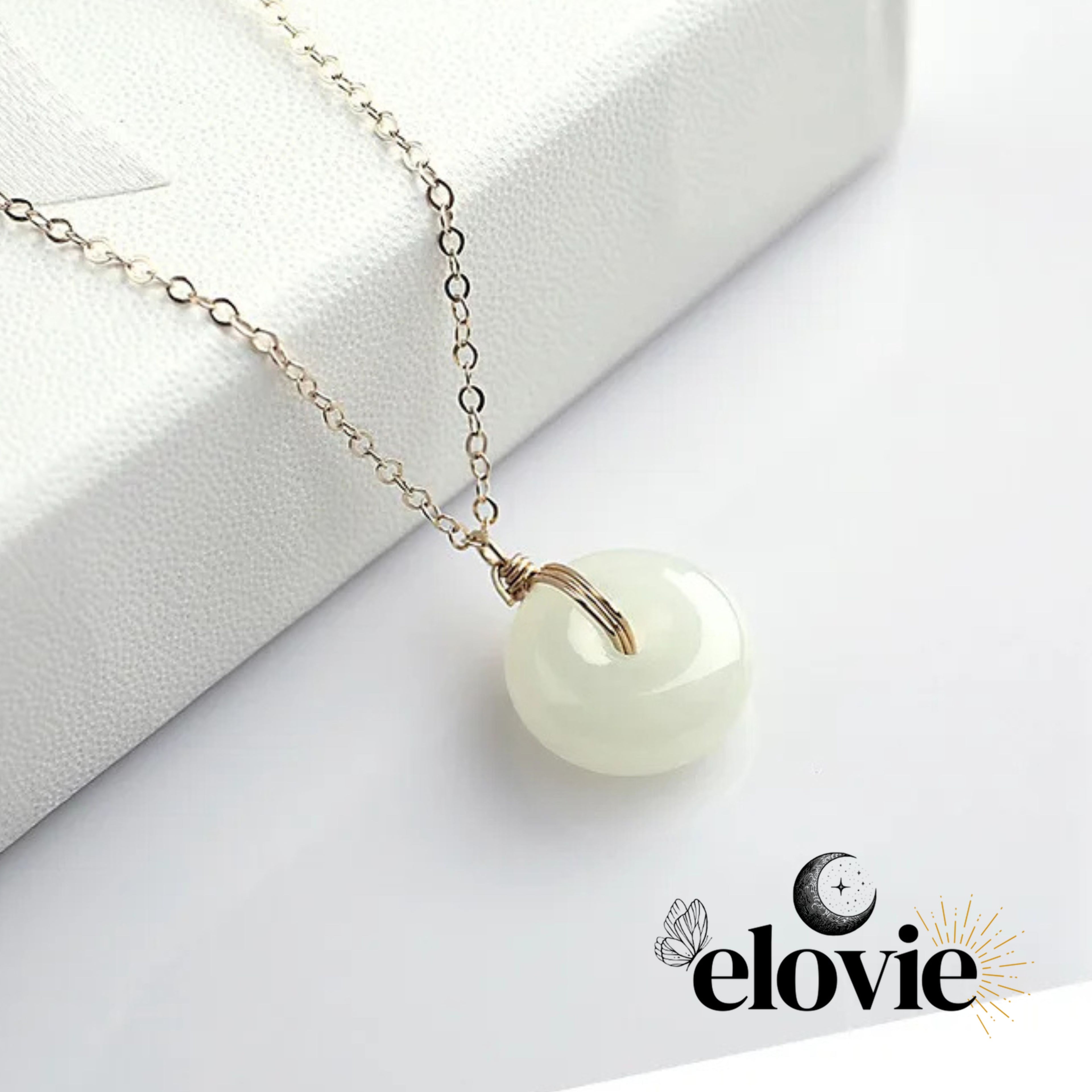 Collier doré & pierre de jade blanc