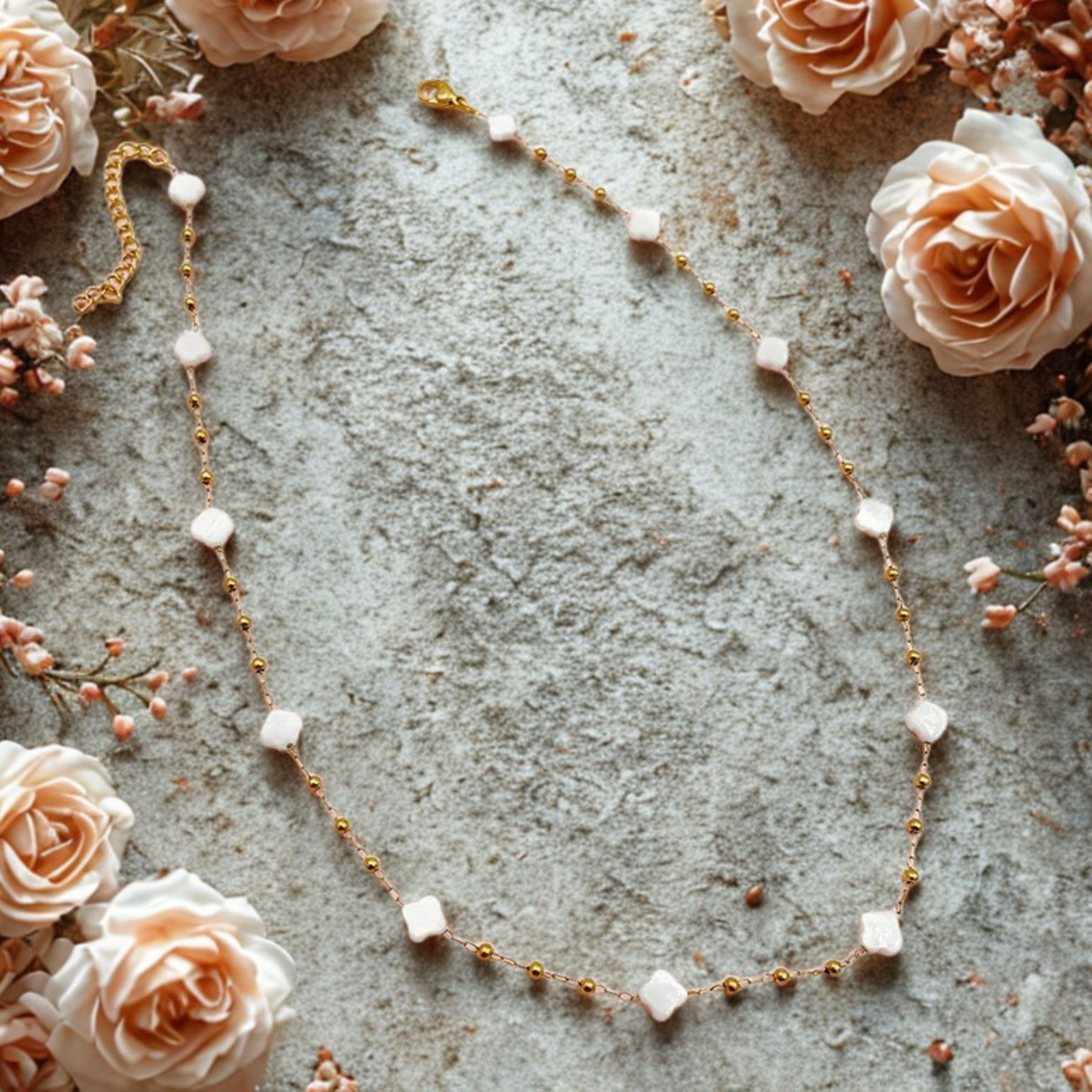 Collier Court Doré en Acier Inoxydable avec Perles en Nacre