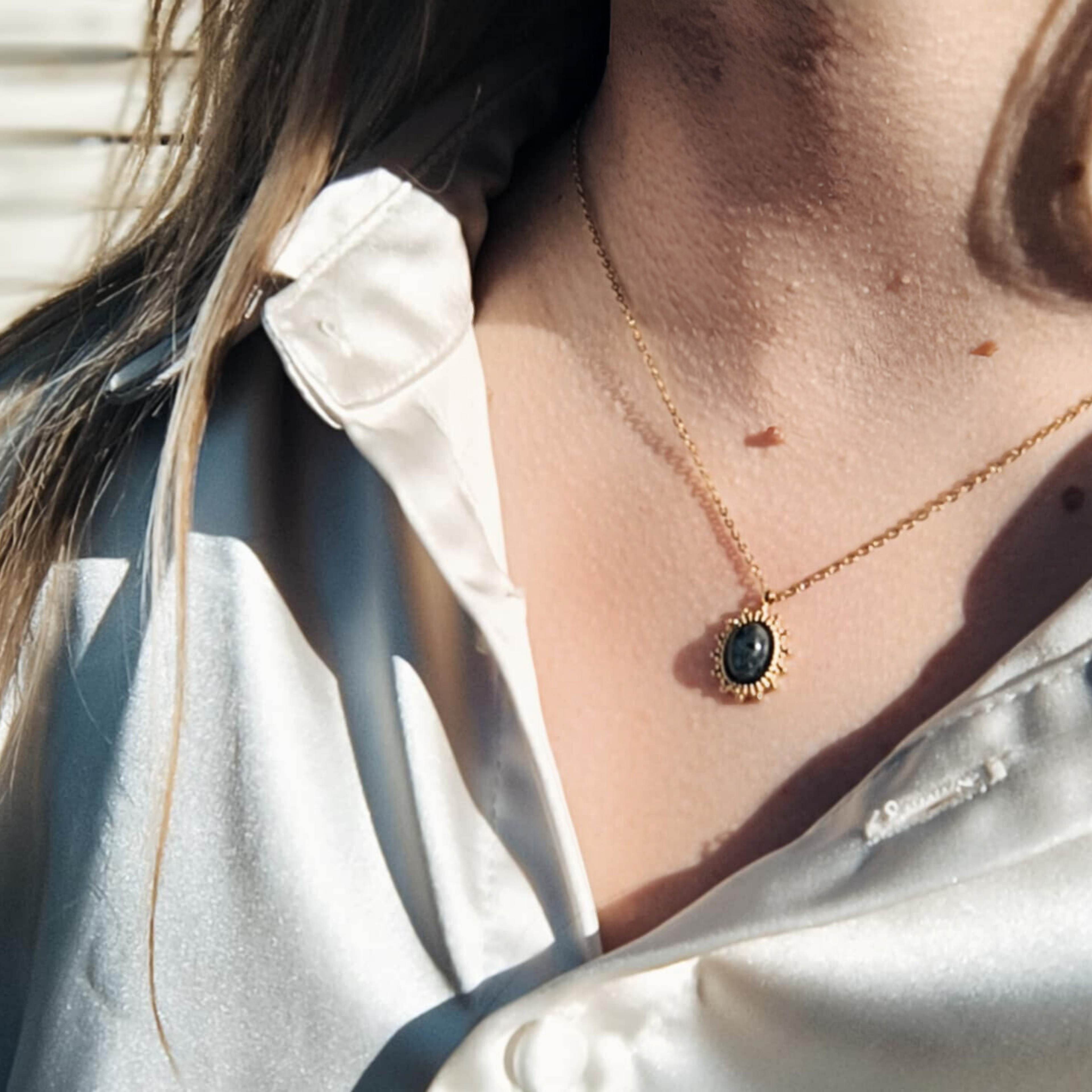 Collier doré en acier inoxydable avec pendentif en labradorite noire naturelle