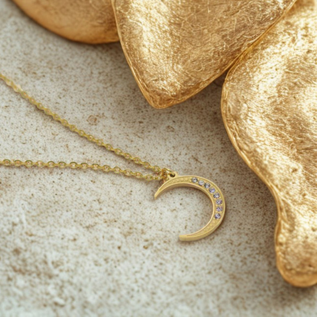 Collier en Acier Inoxydable Doré – Pendentif Lune & Détails Zircons