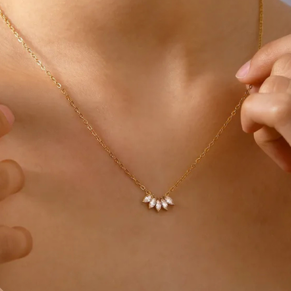 Collier fin en acier inoxydable – 5 pétales de zircons doré ou argenté