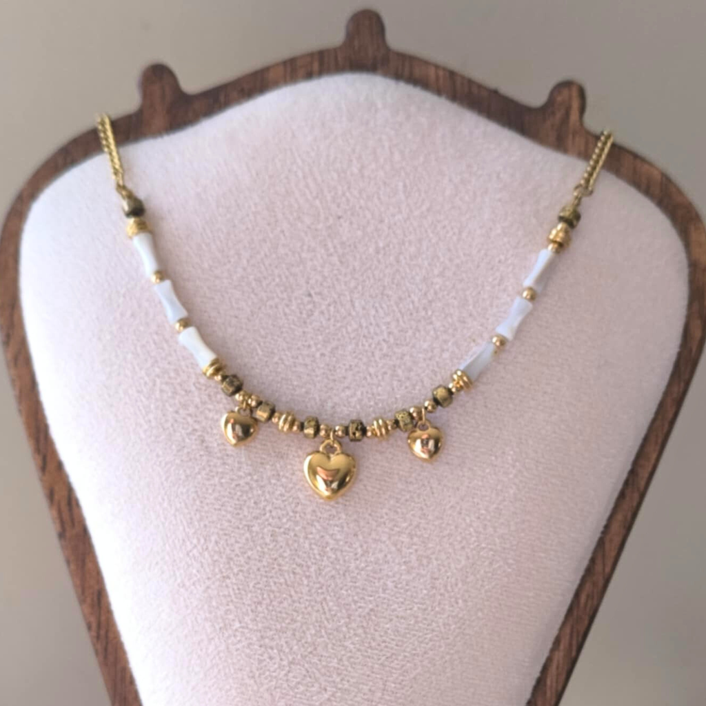 Collier en acier inoxydable avec nacre et trois breloques cœur