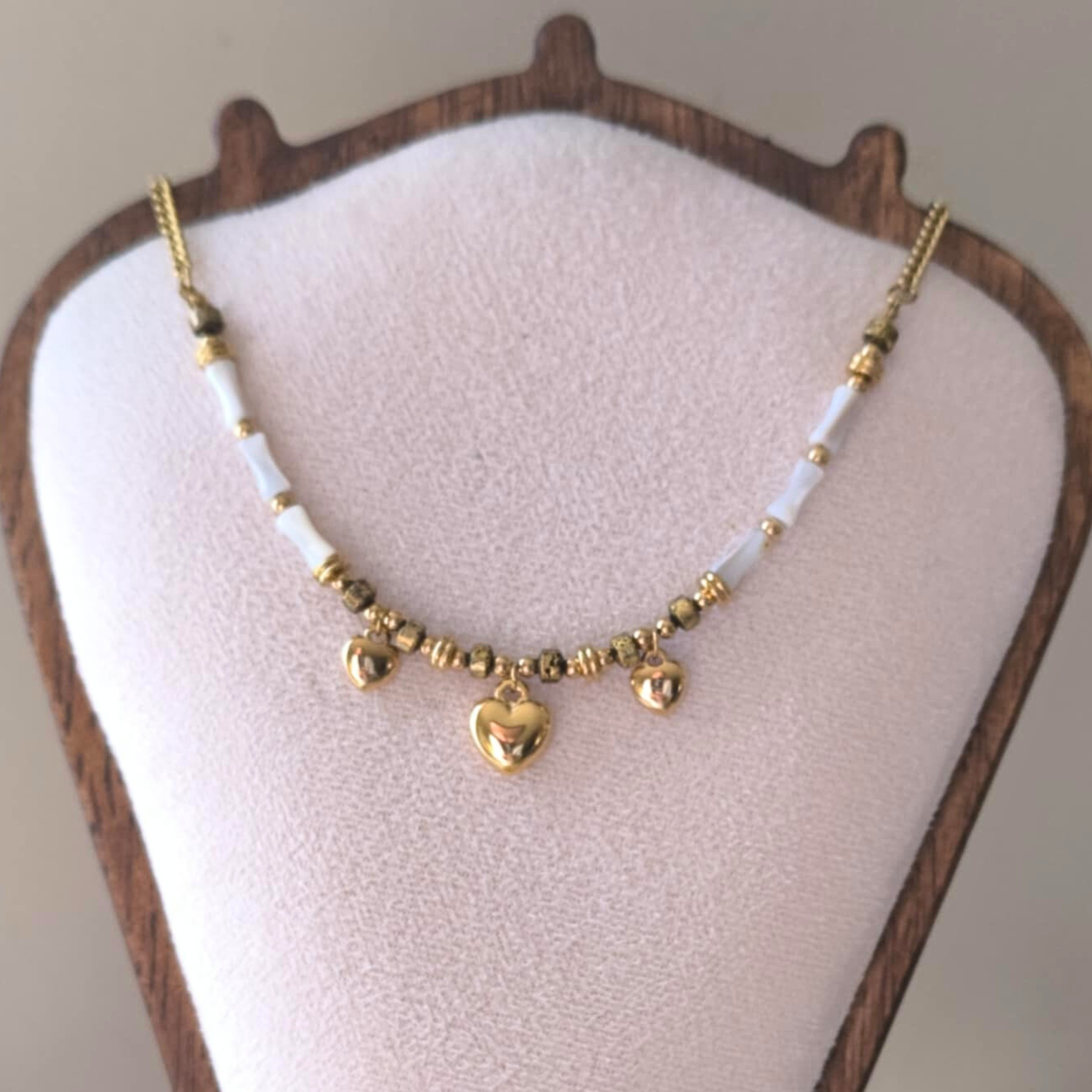 Collier en acier inoxydable avec nacre et trois breloques cœur