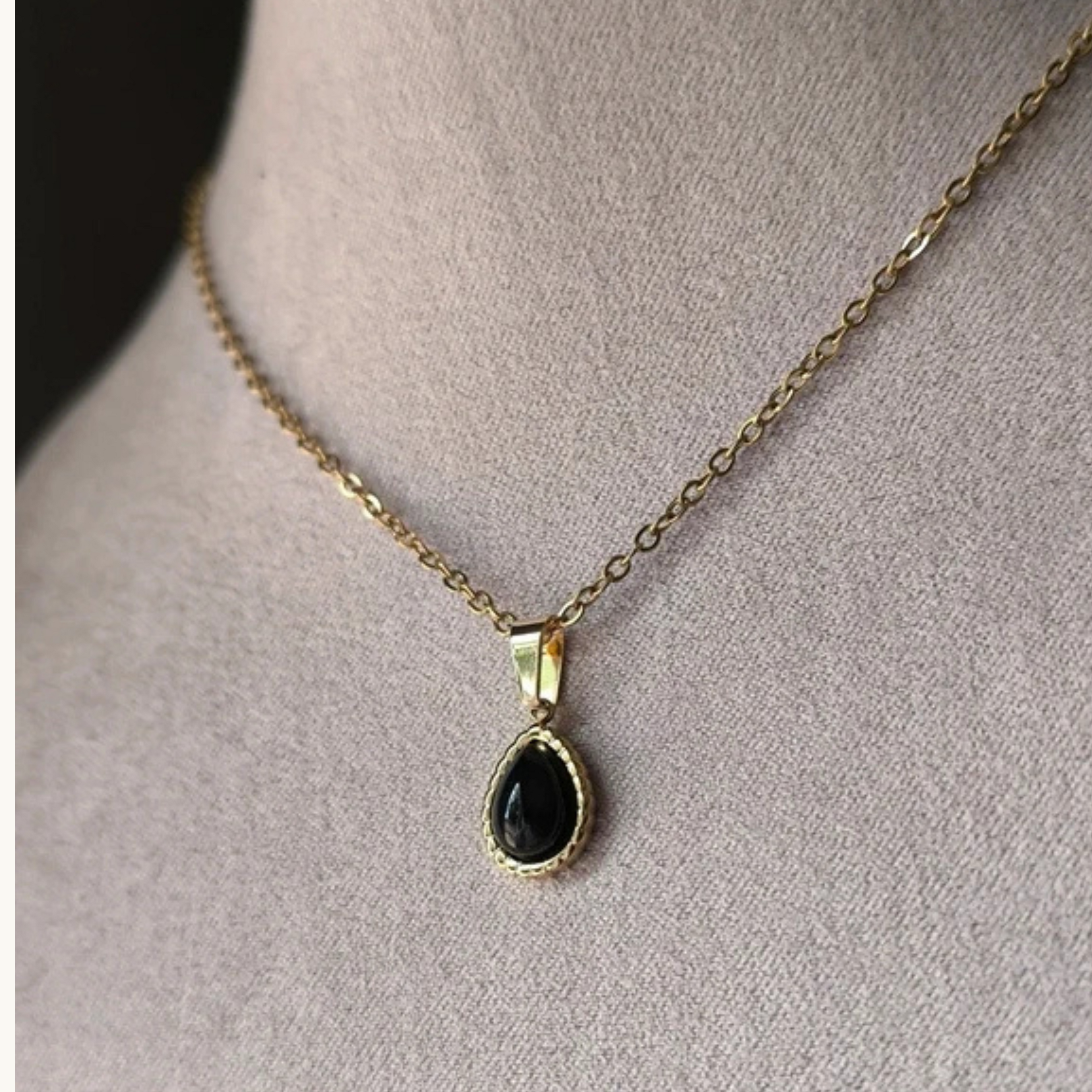 Collier Goutte Doré en Acier Inoxydable avec Pierre Onyx – Élégant & Protecteur