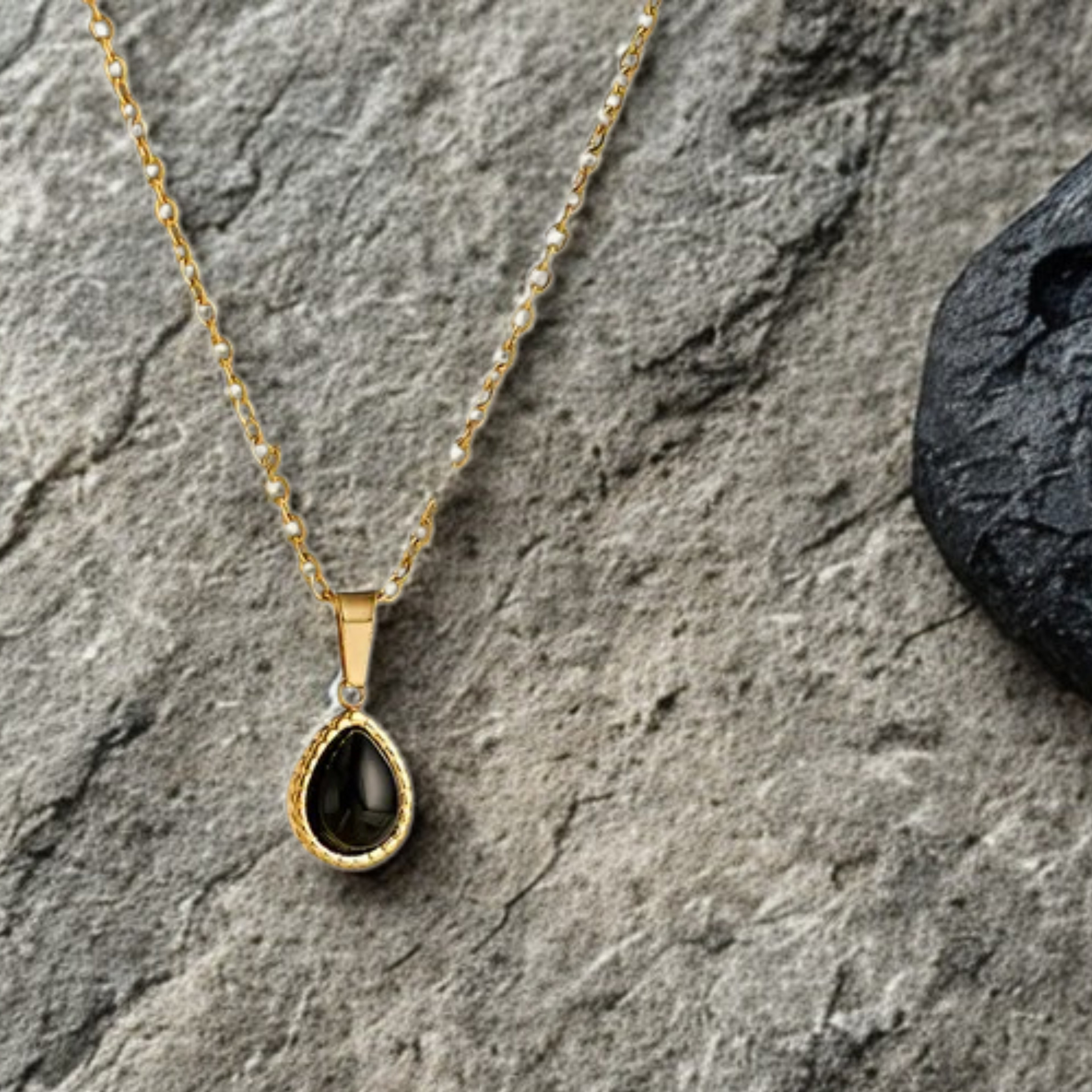 Collier Goutte Doré en Acier Inoxydable avec Pierre Onyx – Élégant & Protecteur